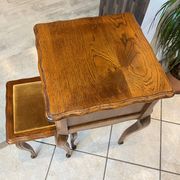 Guéridon ensemble gueridon et tabouret de style Louis XV en chêne massif