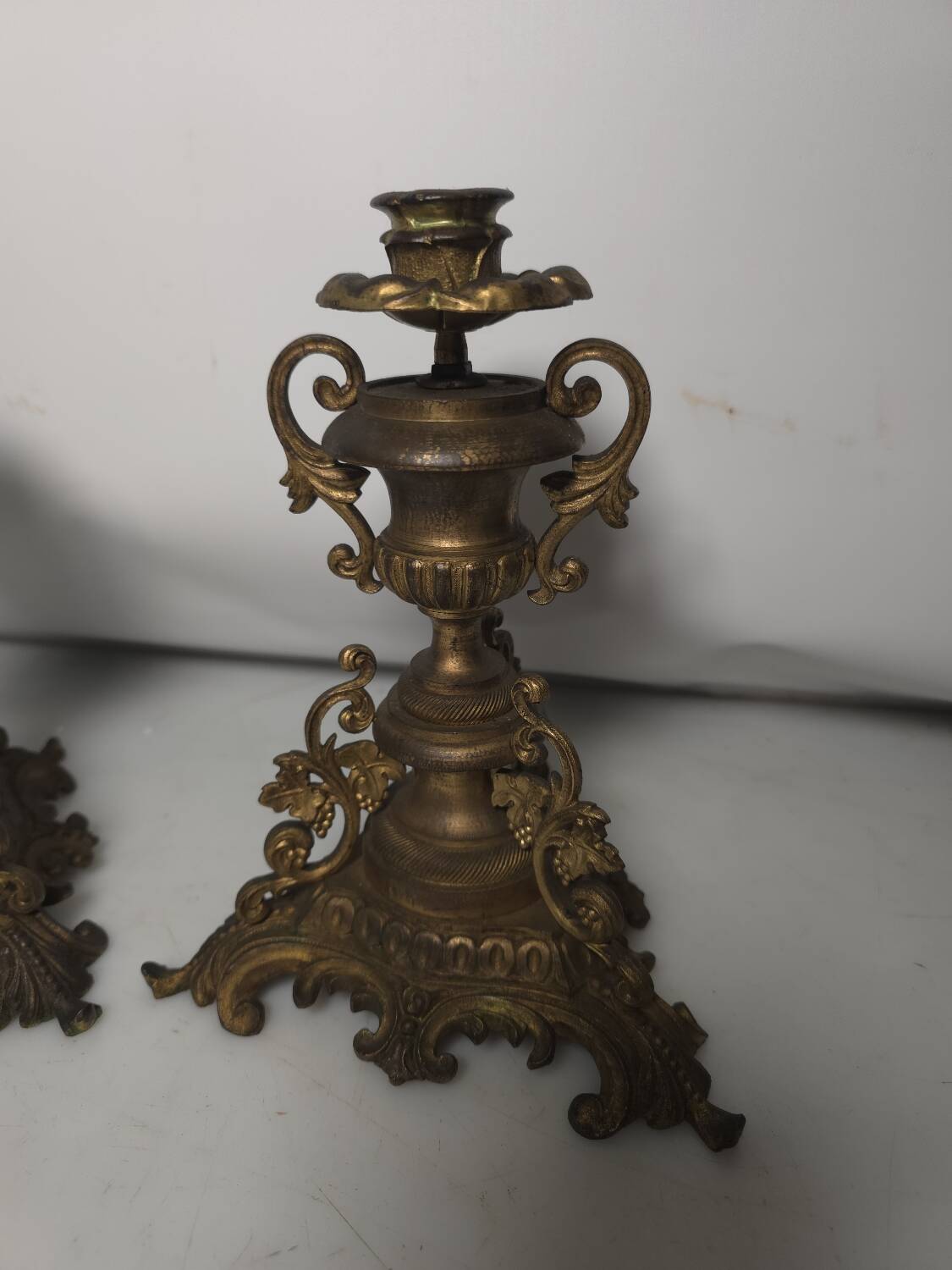 Bougeoirs en bronze avec grappes de raisins (la paire )