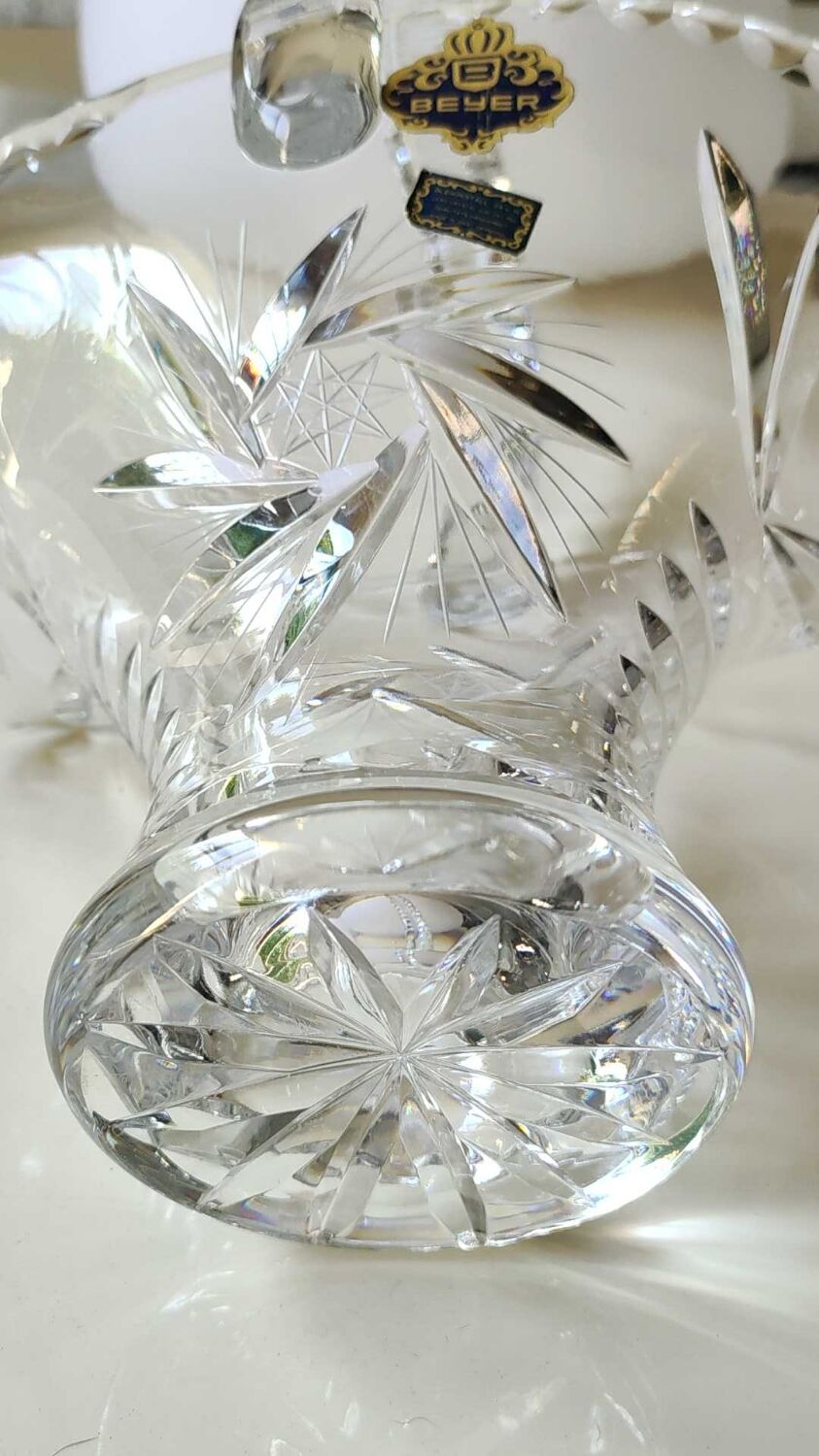 Decorative basket/fruit basket in Beyer cut crystal. Starry/leafy motifs