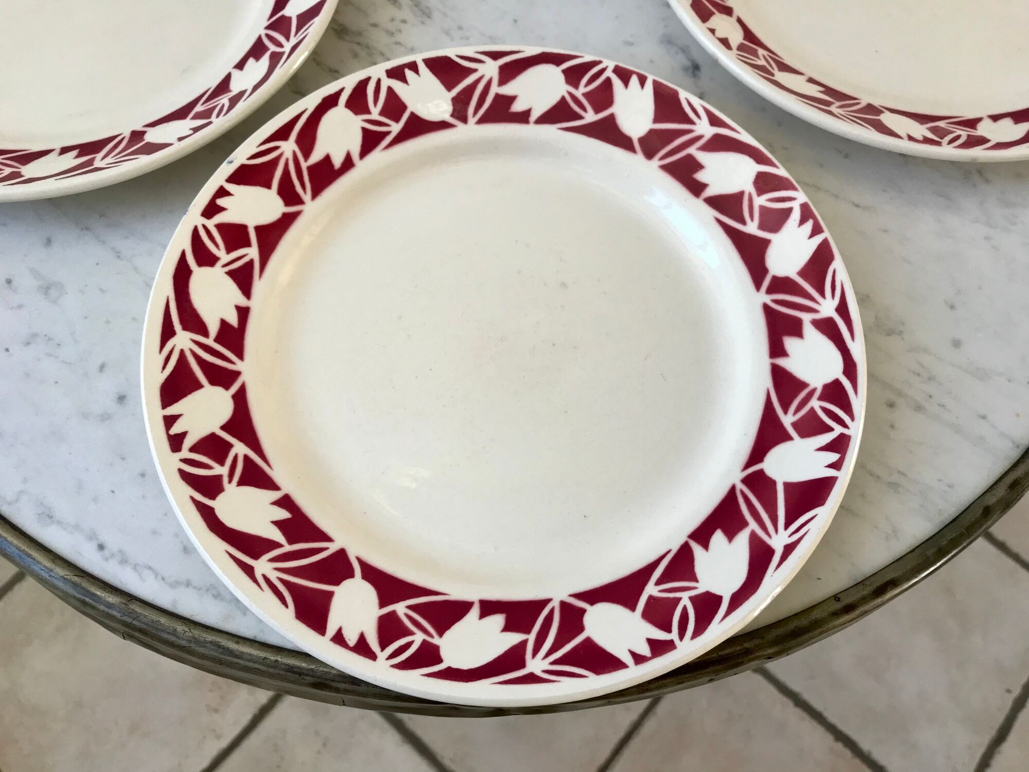 4 flat plates Badonviller tulips burgundy years 30-40