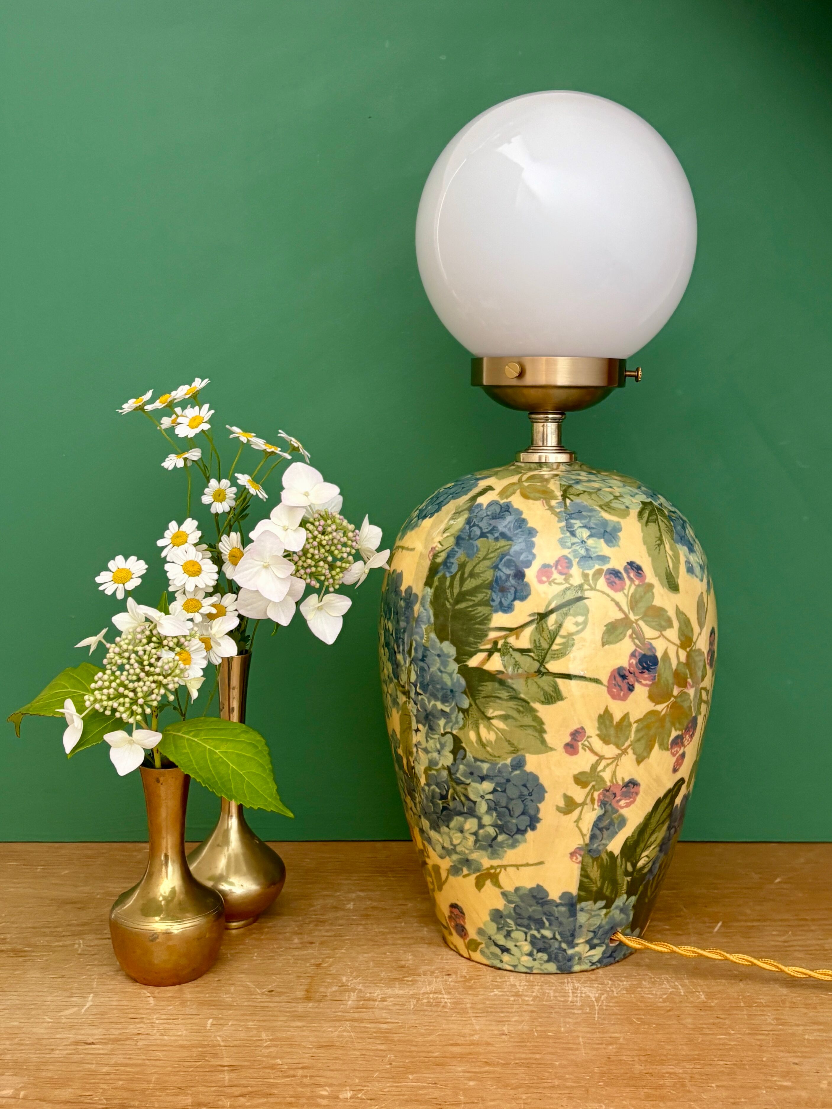 Vintage table lamp with floral decorations and white opaline.