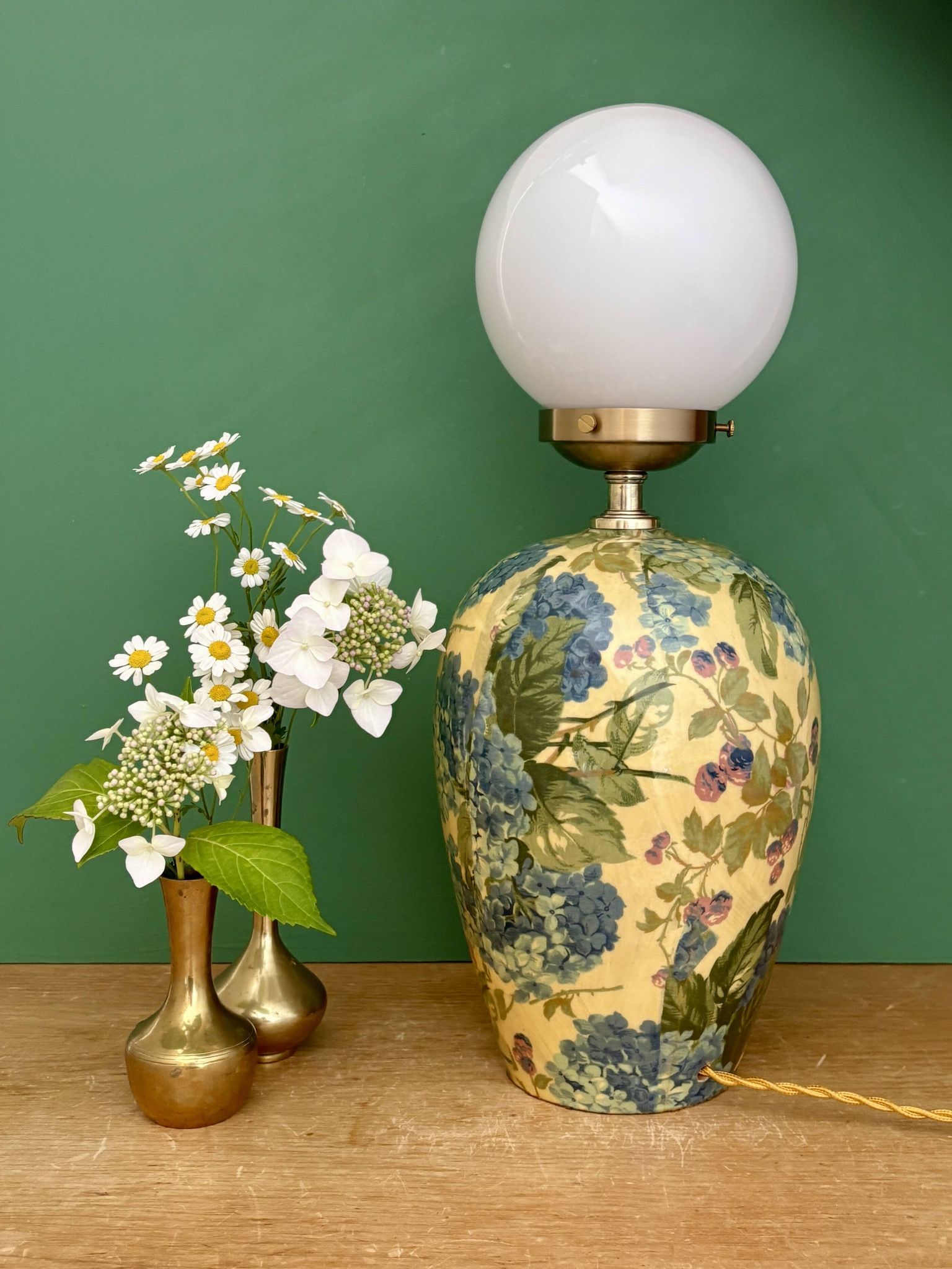 Lampe à poser  vintage décors de fleurs et opaline blanche