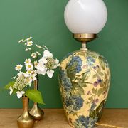 Lampe à poser  vintage décors de fleurs et opaline blanche