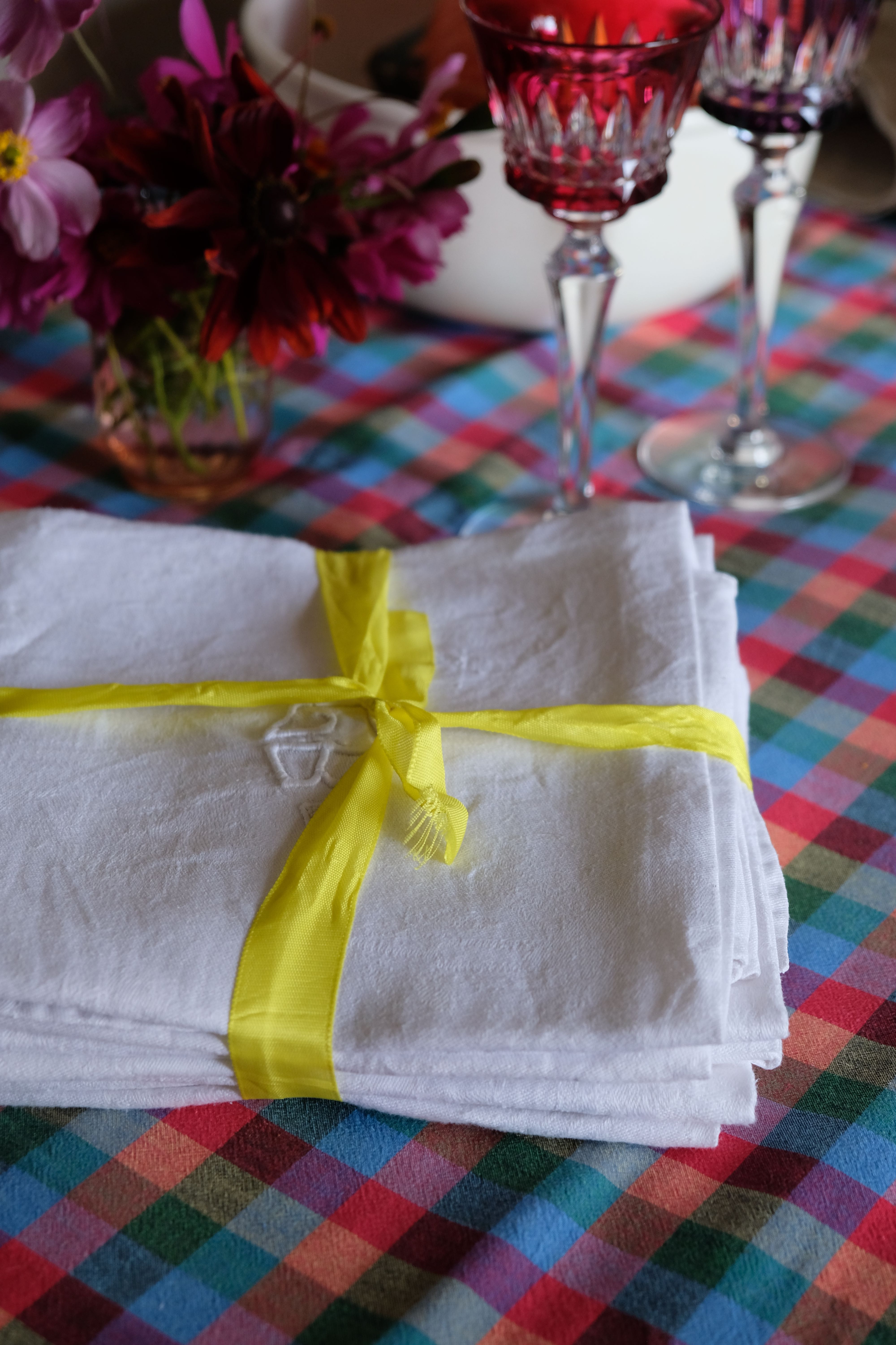 Set of 8 towels in embroidered damask white linen