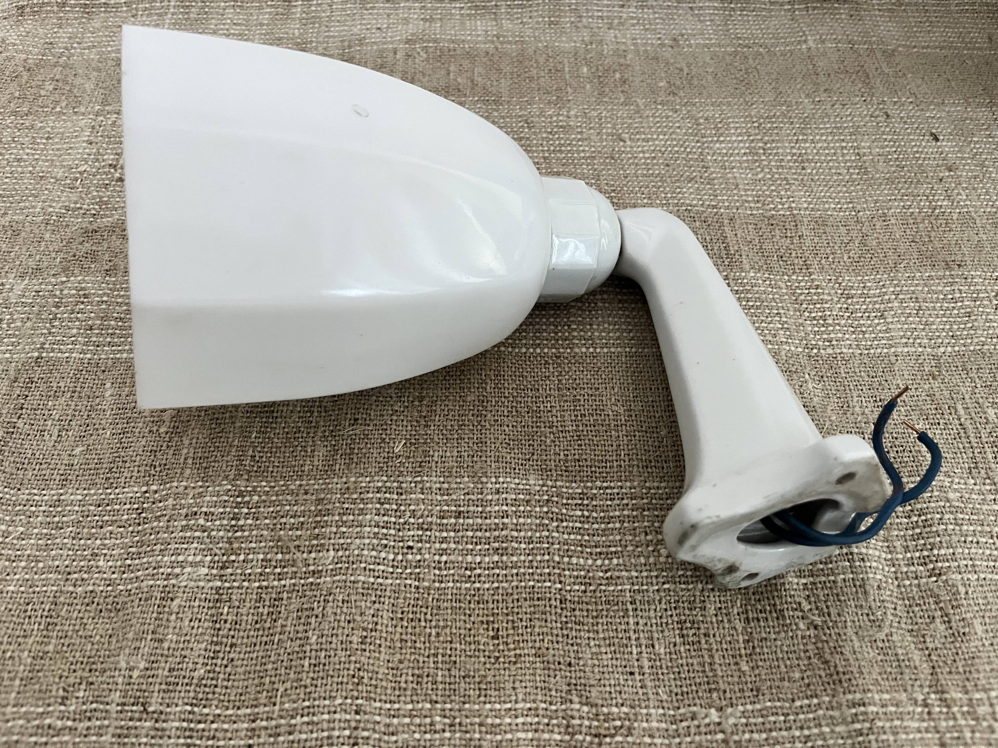 Art Deco wall light in ceramic and opaline.