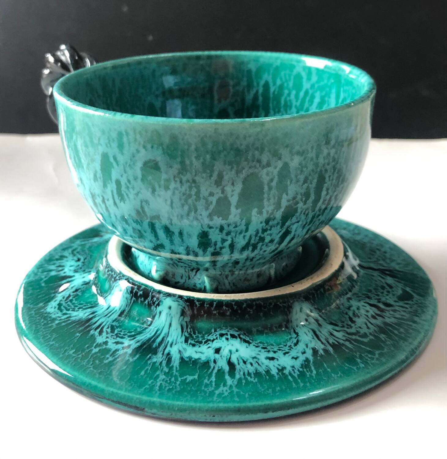 Tasse et soucoupe par Marius Giuge à Vallauris