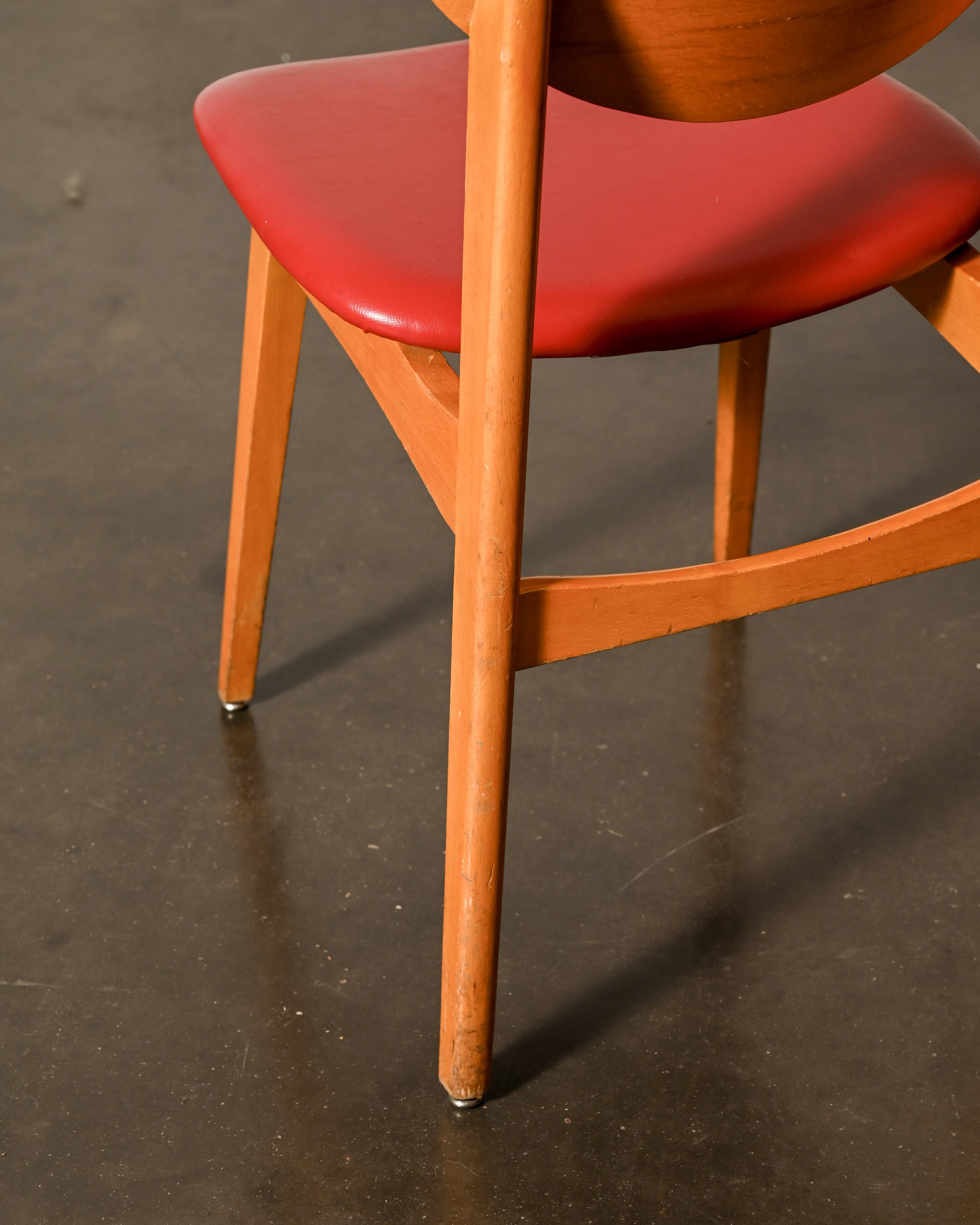 Chaise vintage en skaï rouge
