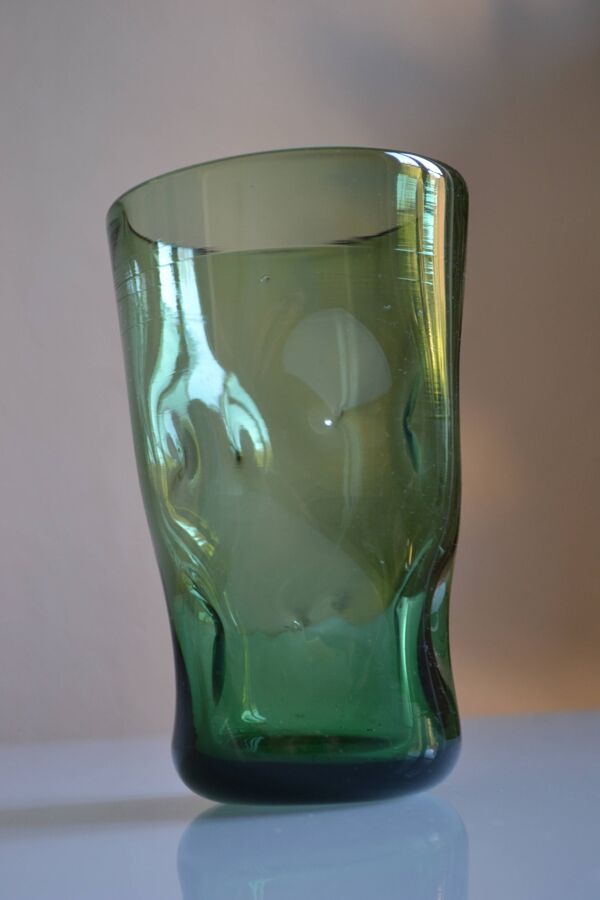 vase en verre vert Murano ou Empoli Italie 1960