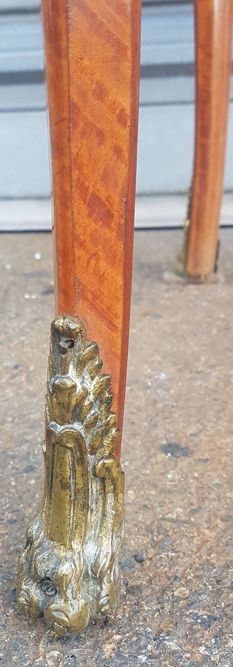 Old kidney dressing table