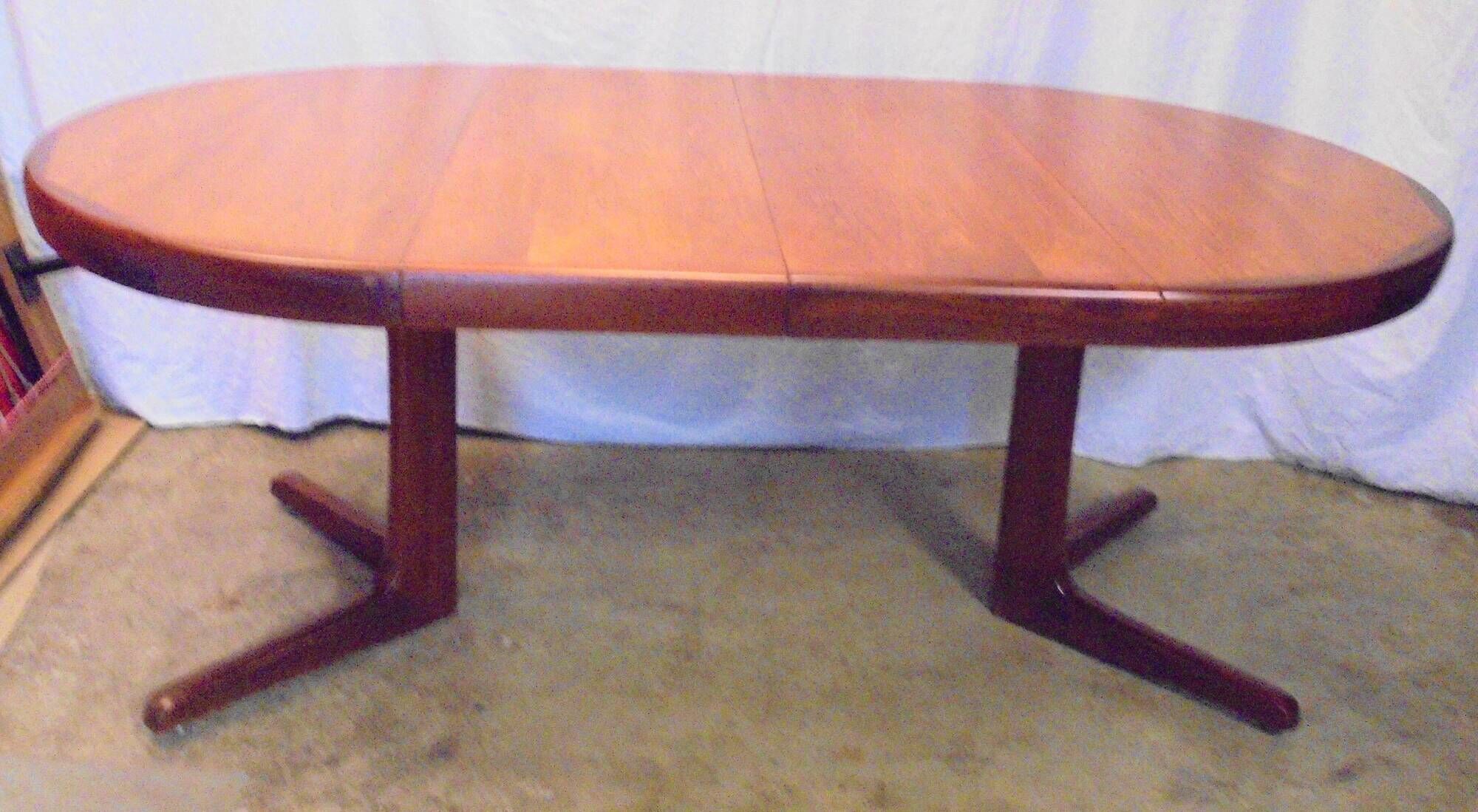 Round dining table with 2 70s extensions