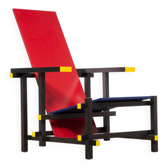 Red and blue chair Gerrit Rietveld par Cassina