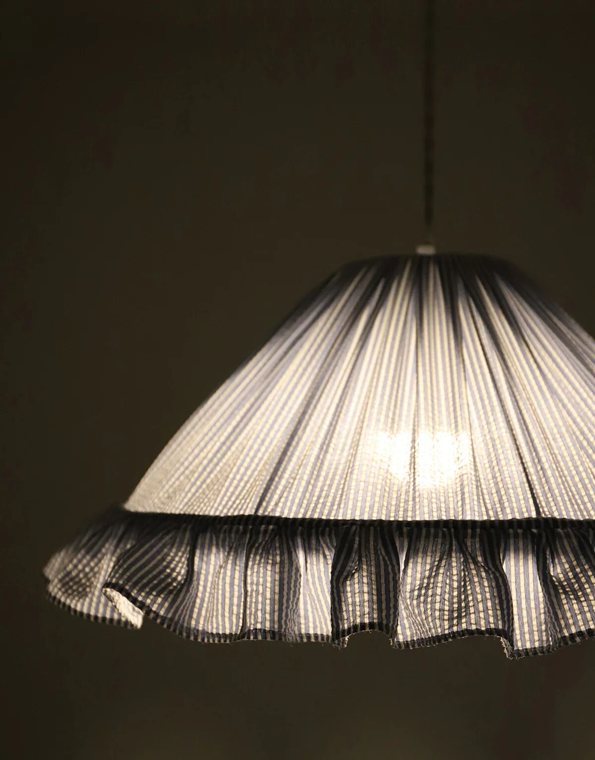 Conical suspension with fine stripes and Emilia "marina" shade.