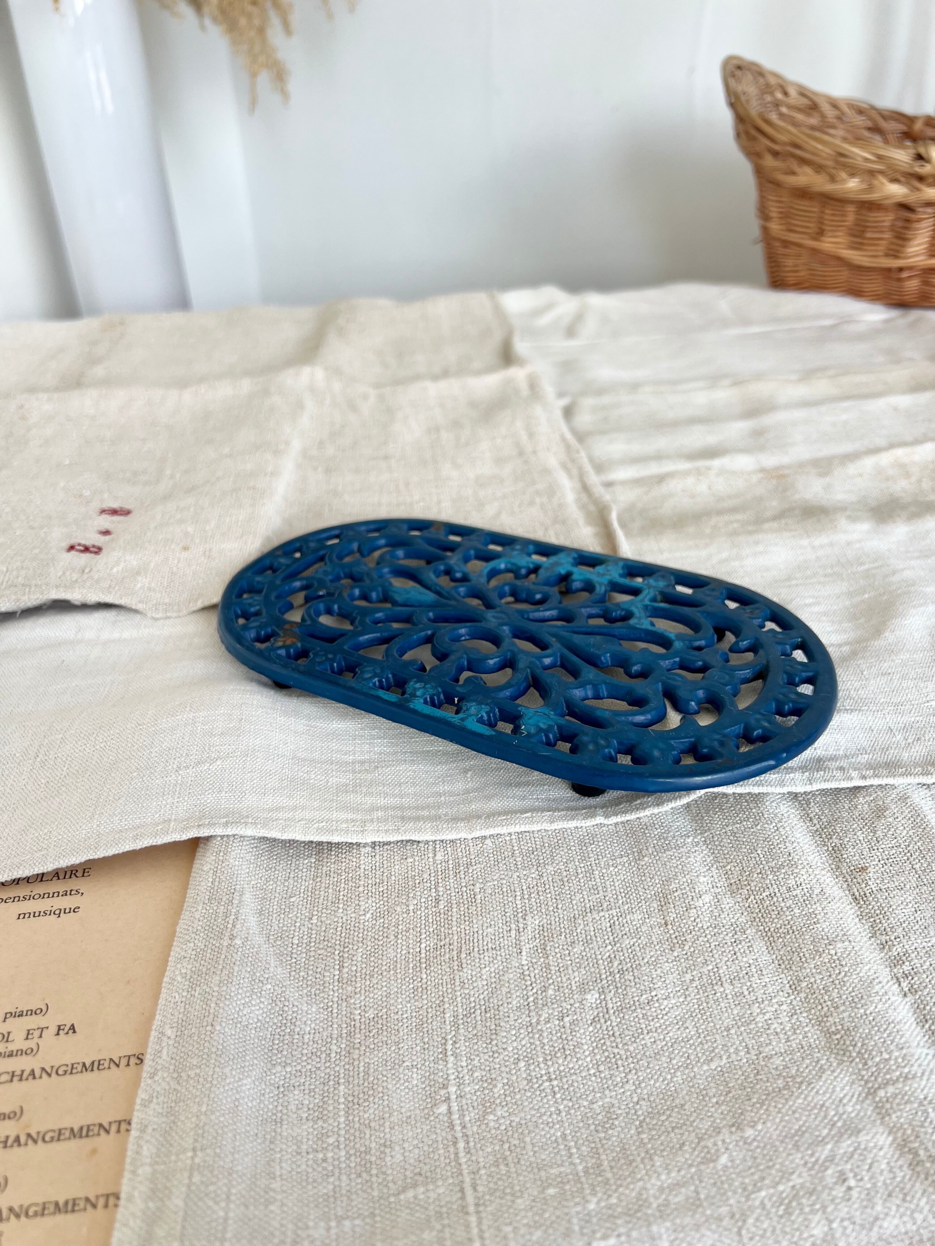 Vintage cast iron trivia dark blue oval shape