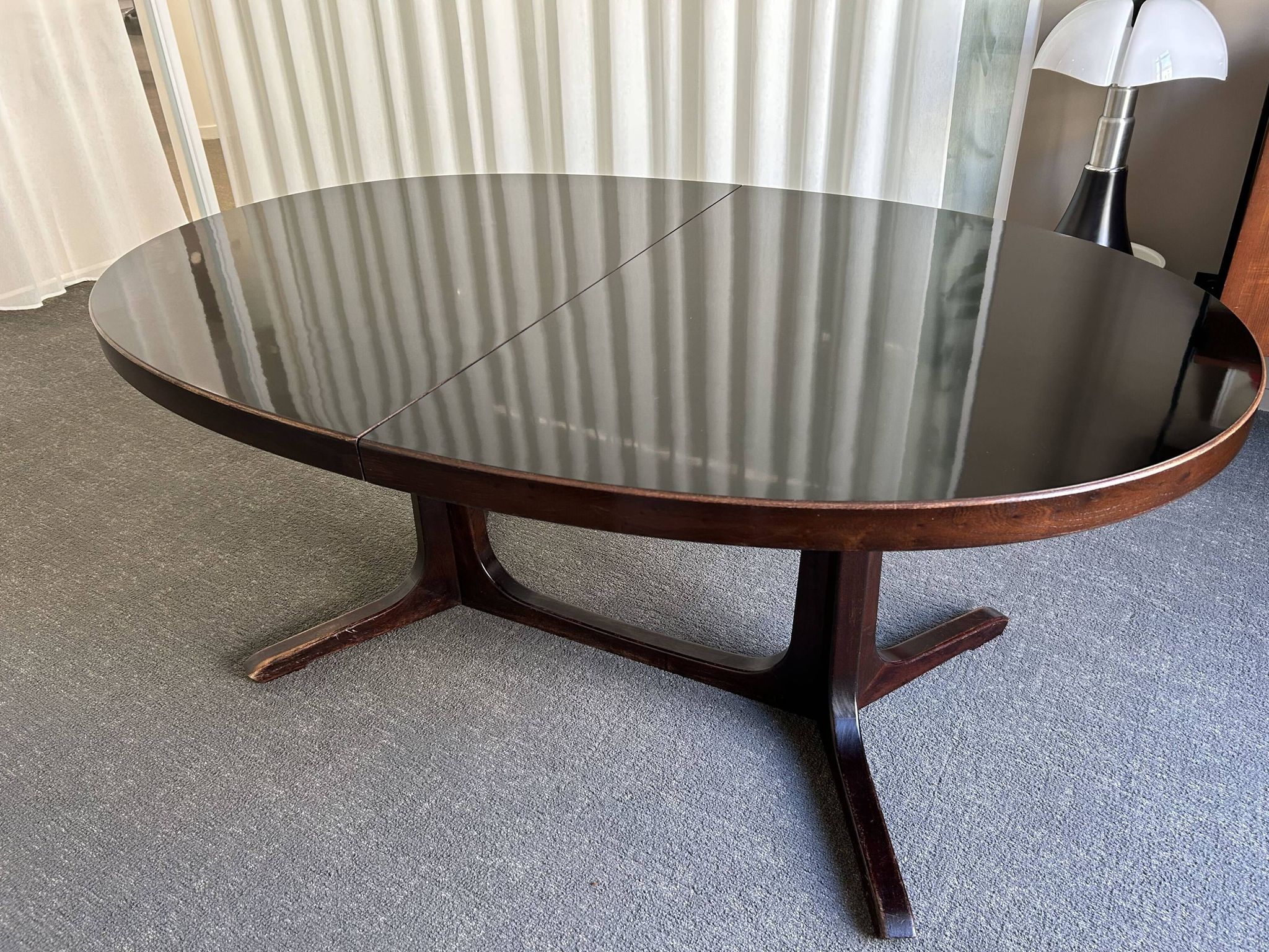 Extendable round table in Baumann style, black lacquered top, pedestal base.