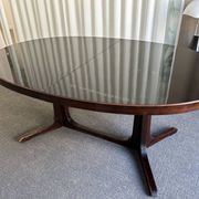 Extendable round table in Baumann style, black lacquered top, pedestal base.