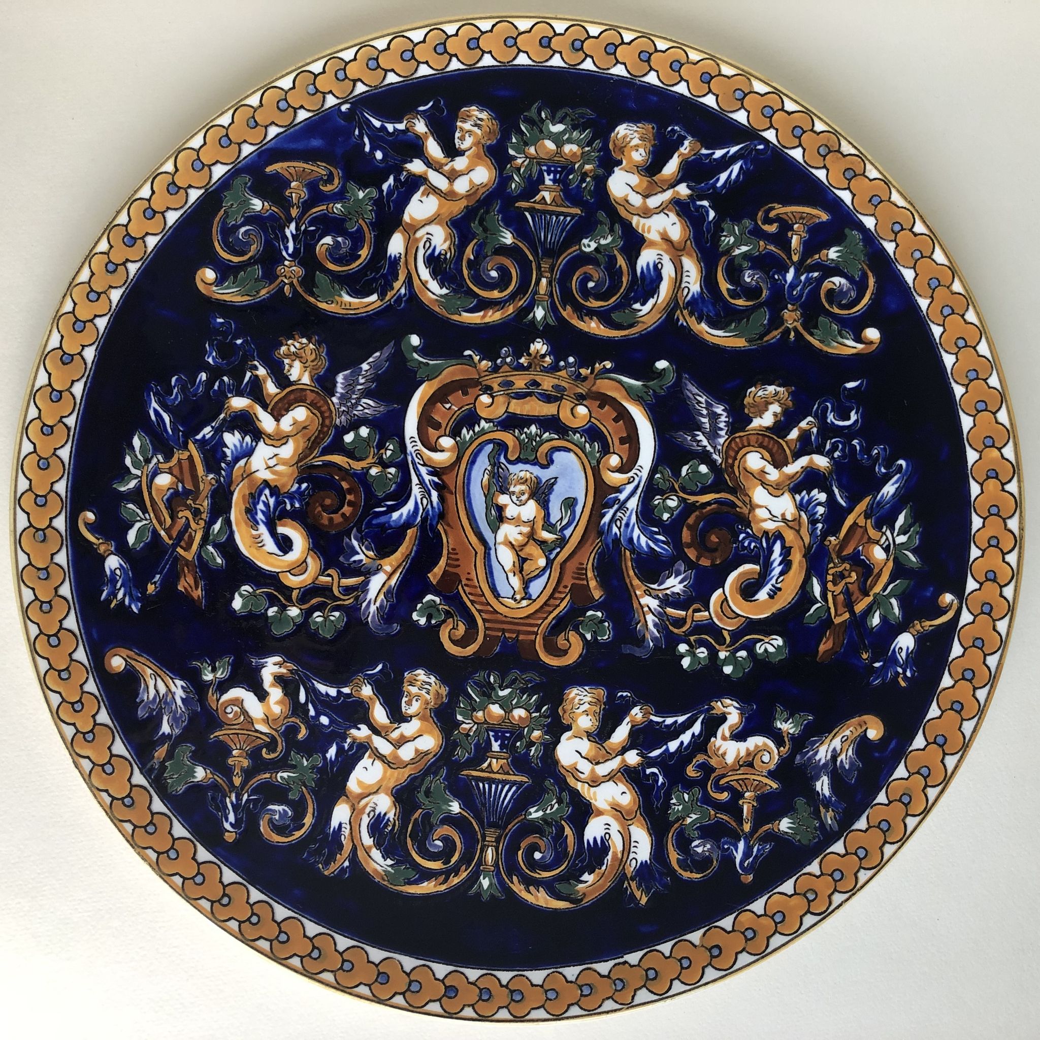 Plat en faïence de Gien