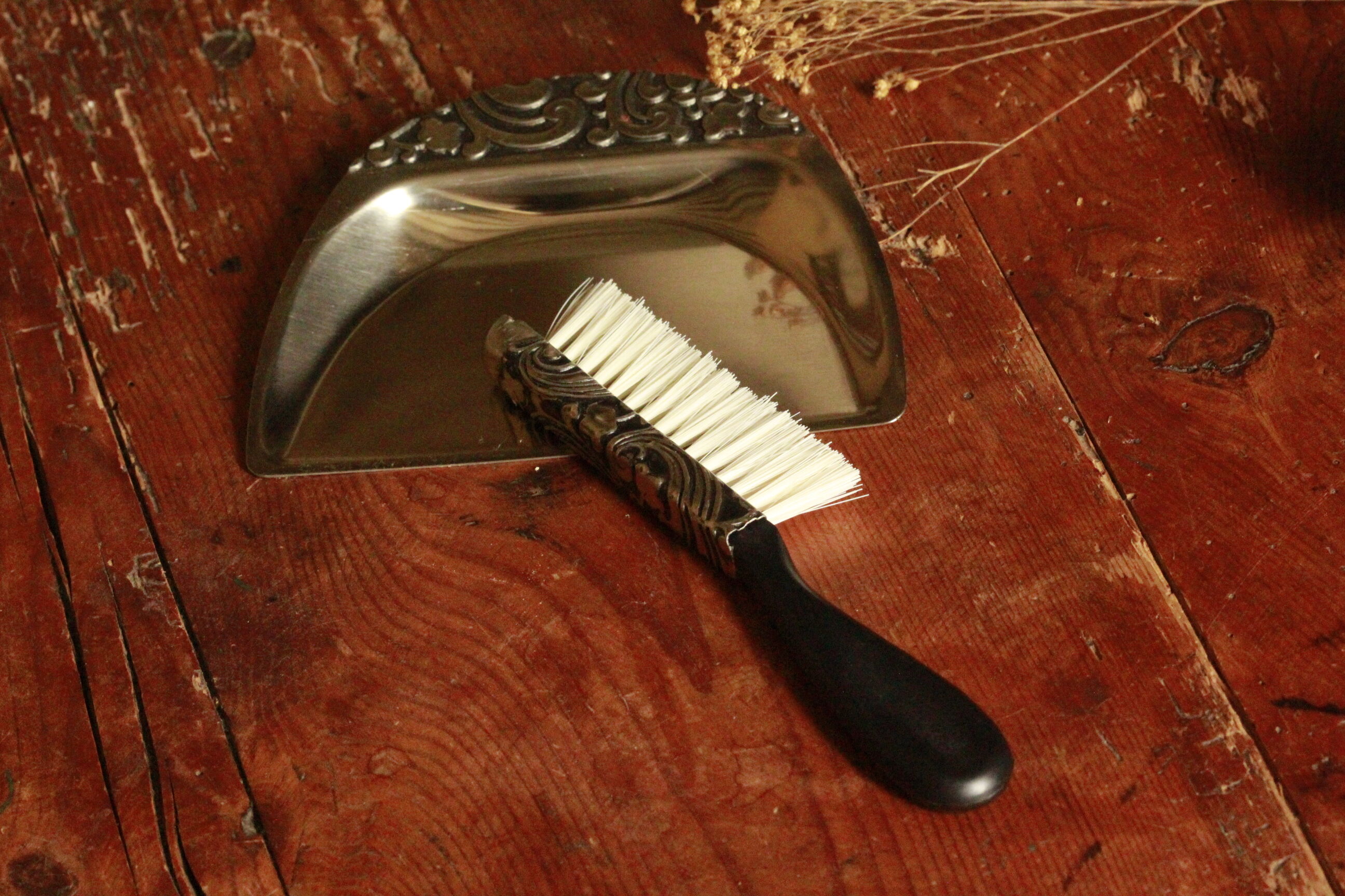 Shovel picks up crumbs