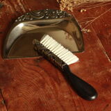 Shovel picks up crumbs