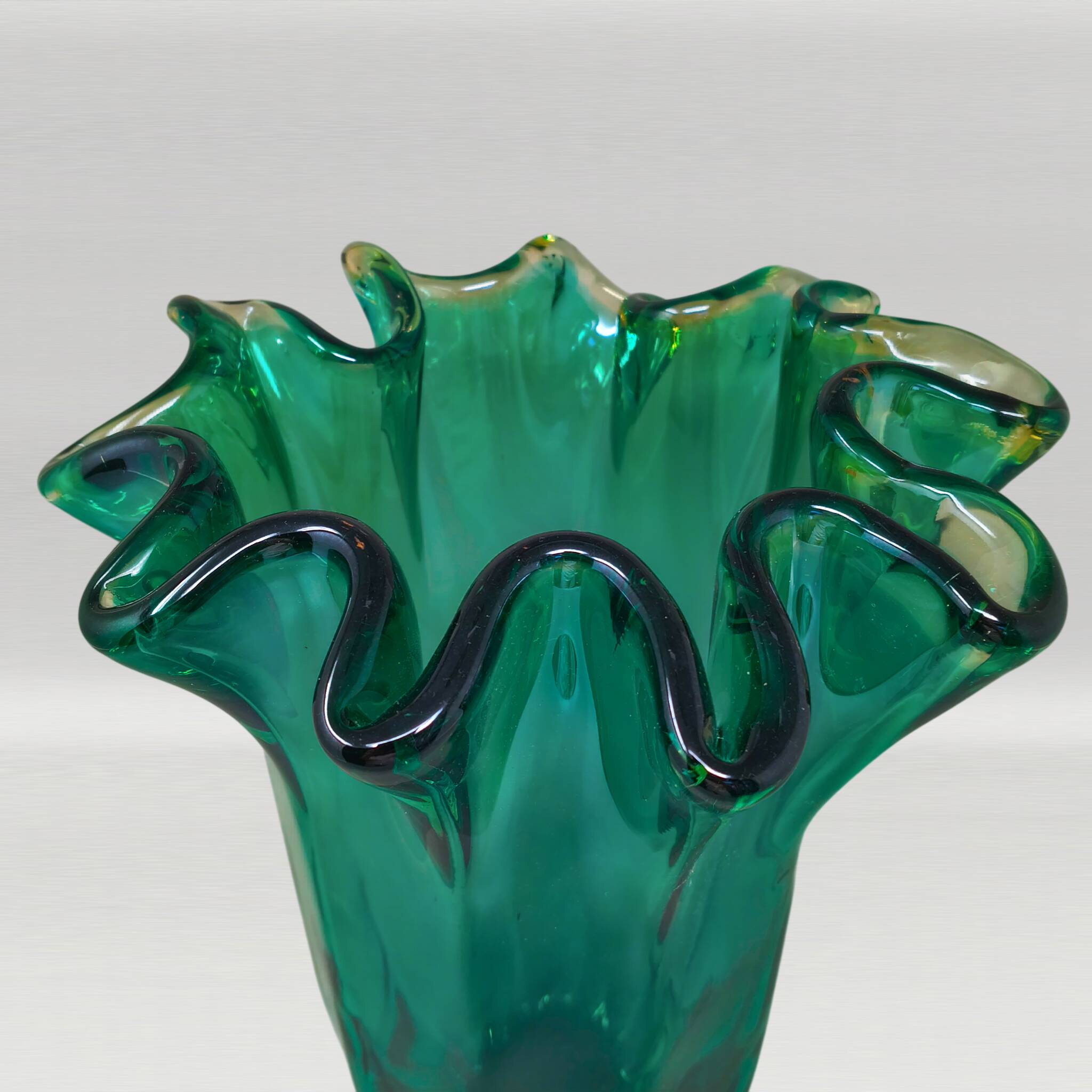 1970s Astonishing Emerald Green "Fazzoletto" Vase by Michielotto in Murano Glass. Made in Italy