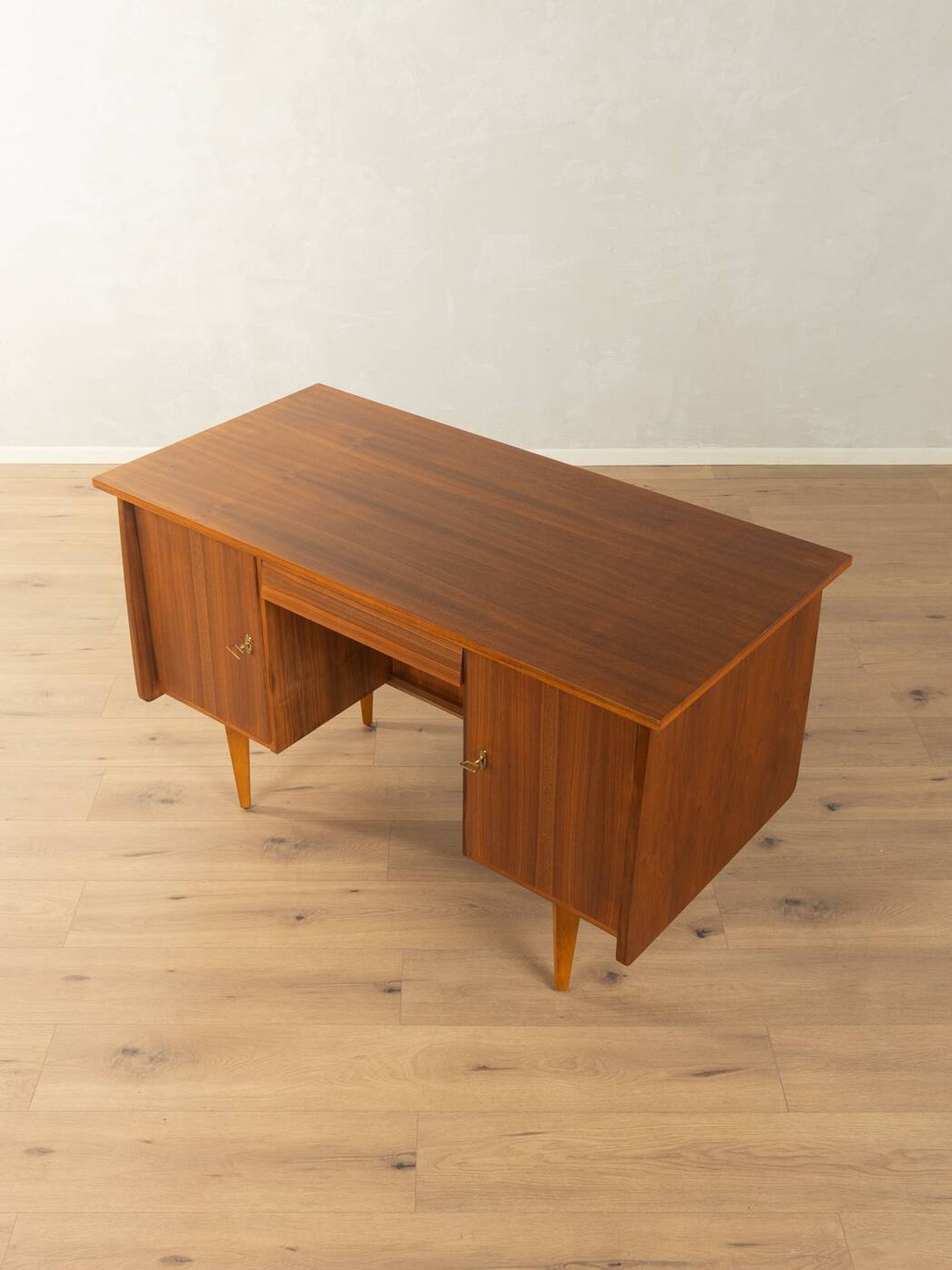 Bureau classique autoportant des années 1950, en placage de noyer.