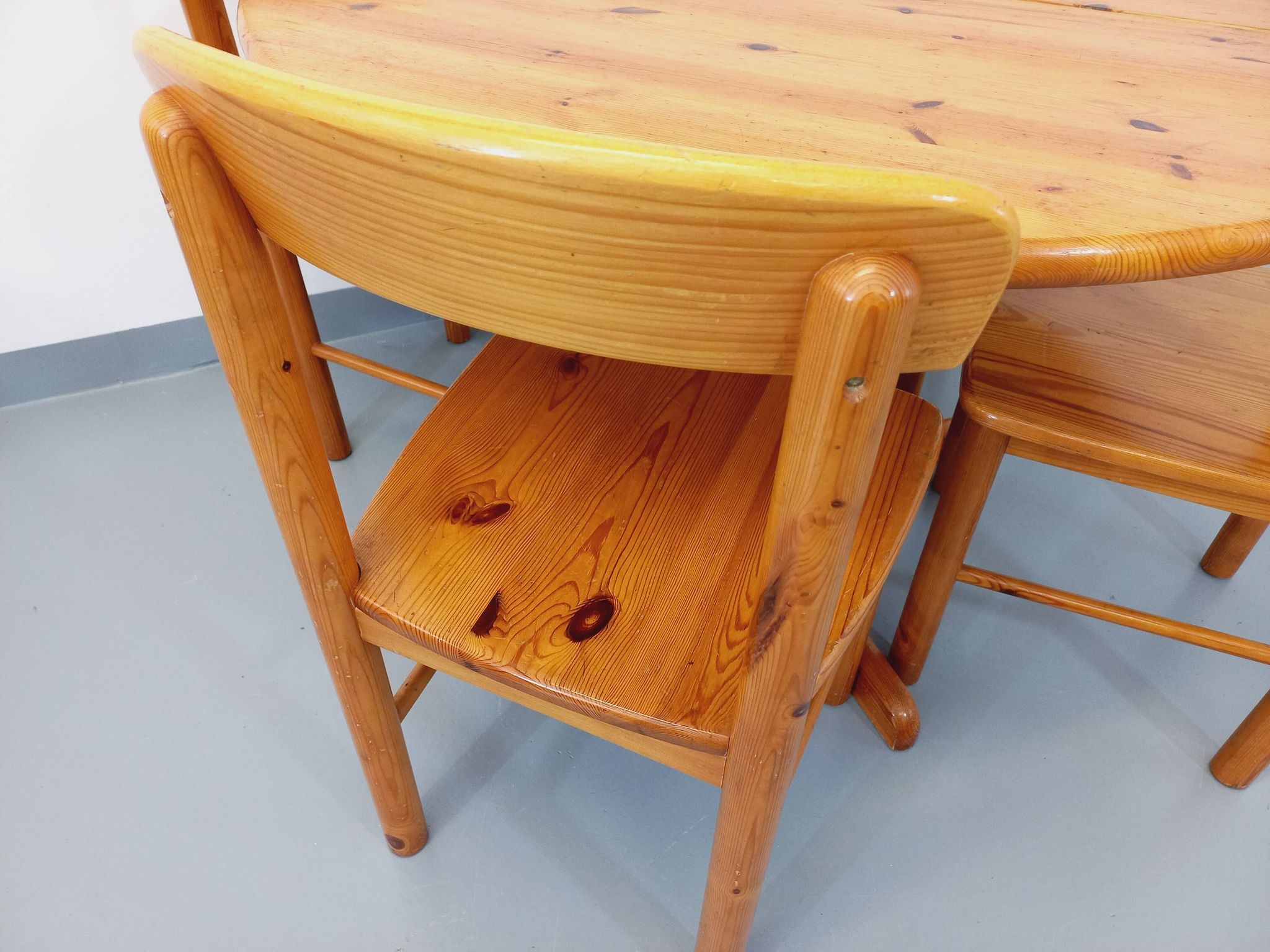 Suite of a round table with extension and 4 vintage pine chairs from the 60s and 70s