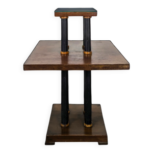 Table d'appoint moderniste