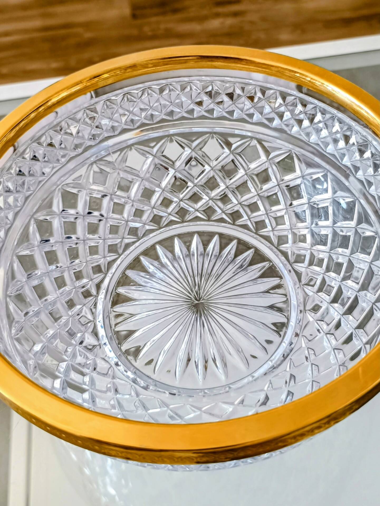 Salad bowl and diamond-shaped bowls in brass.