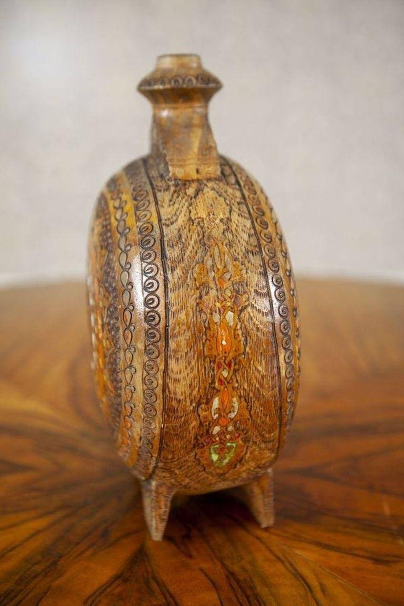 Bouteille d'eau en bois ornée du 20e siècle, années 1890