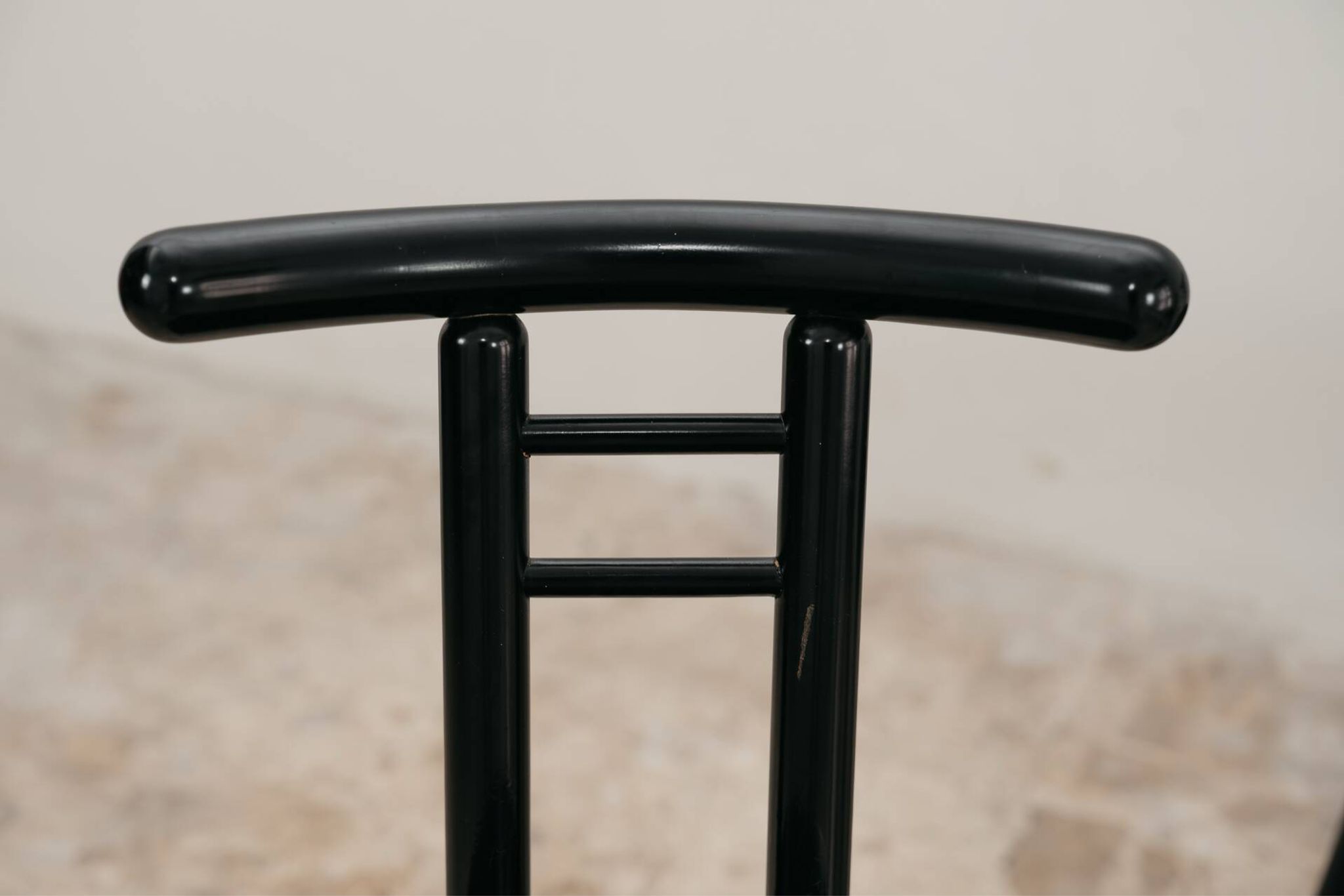Ensemble de 4 chaises style postmoderne Memphis design italien années 1980.