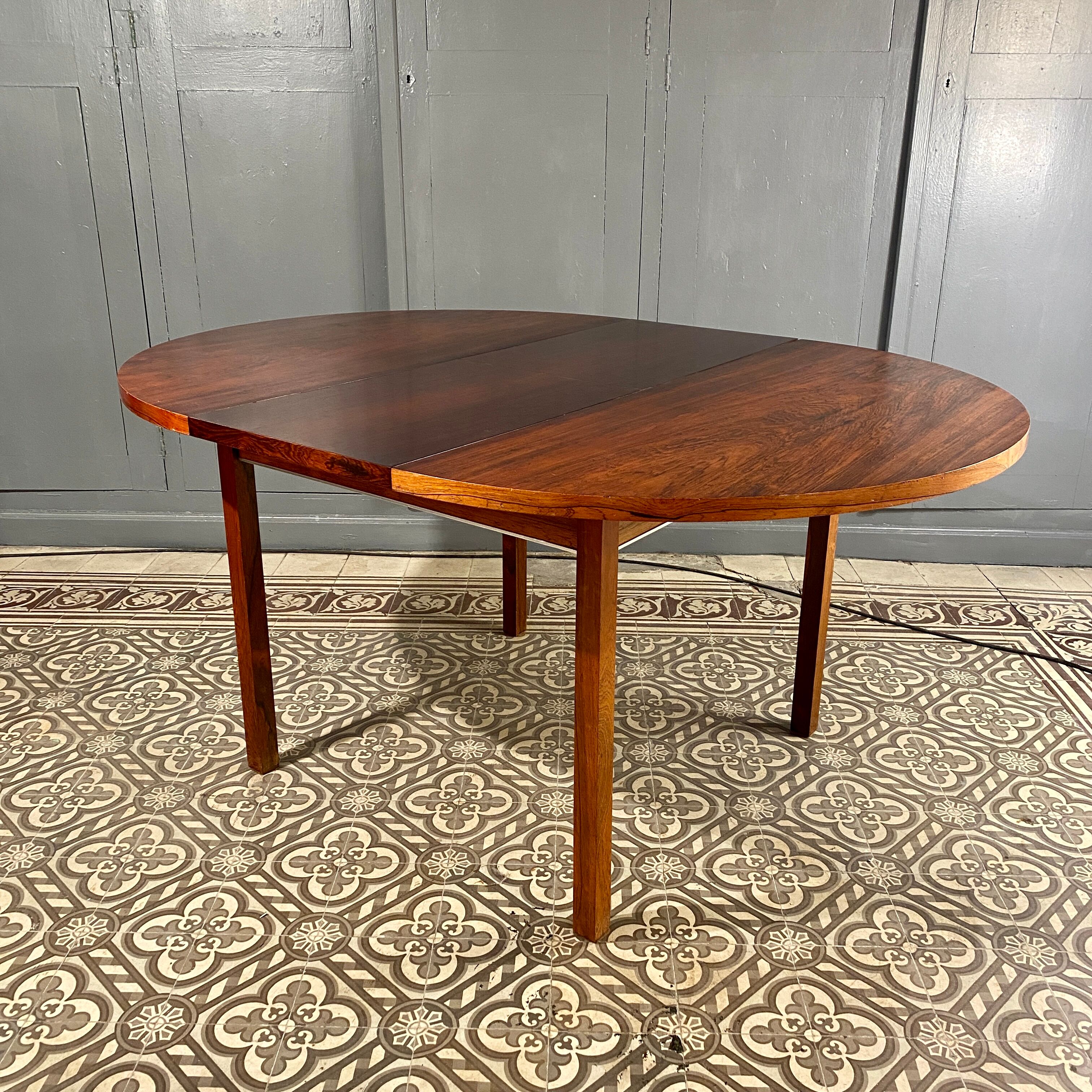 Dining room round table with an extension
