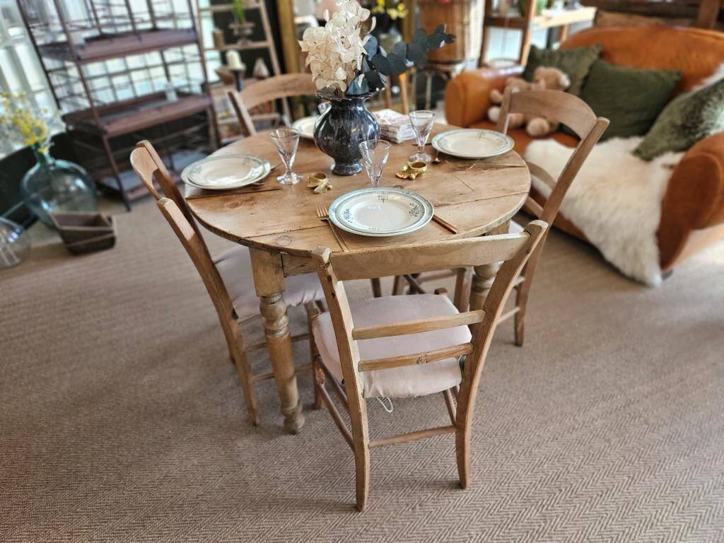 Country table and chairs