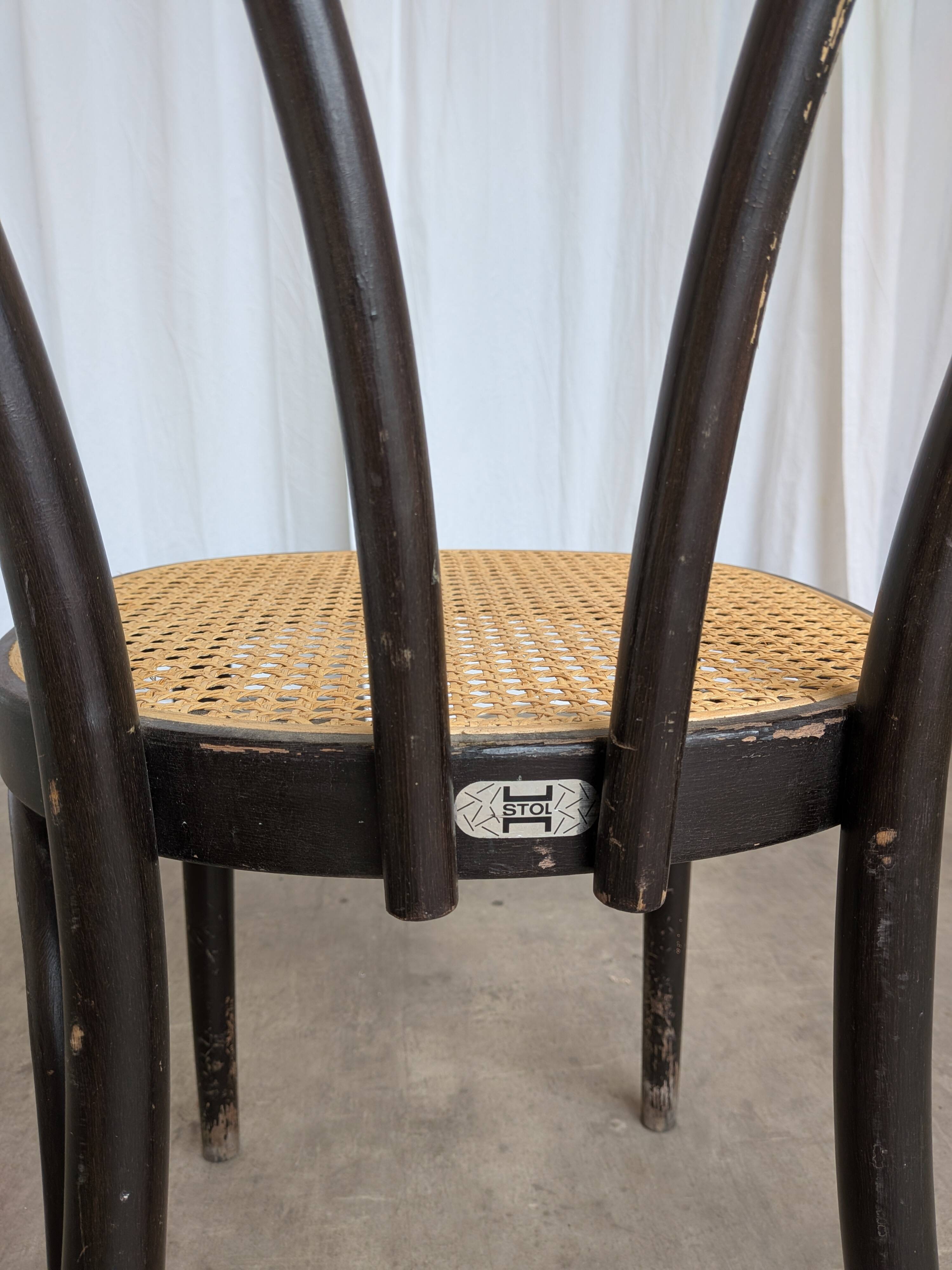 Chaise de salle à manger vintage en bois cintré : siège en osier noir de style Thonet