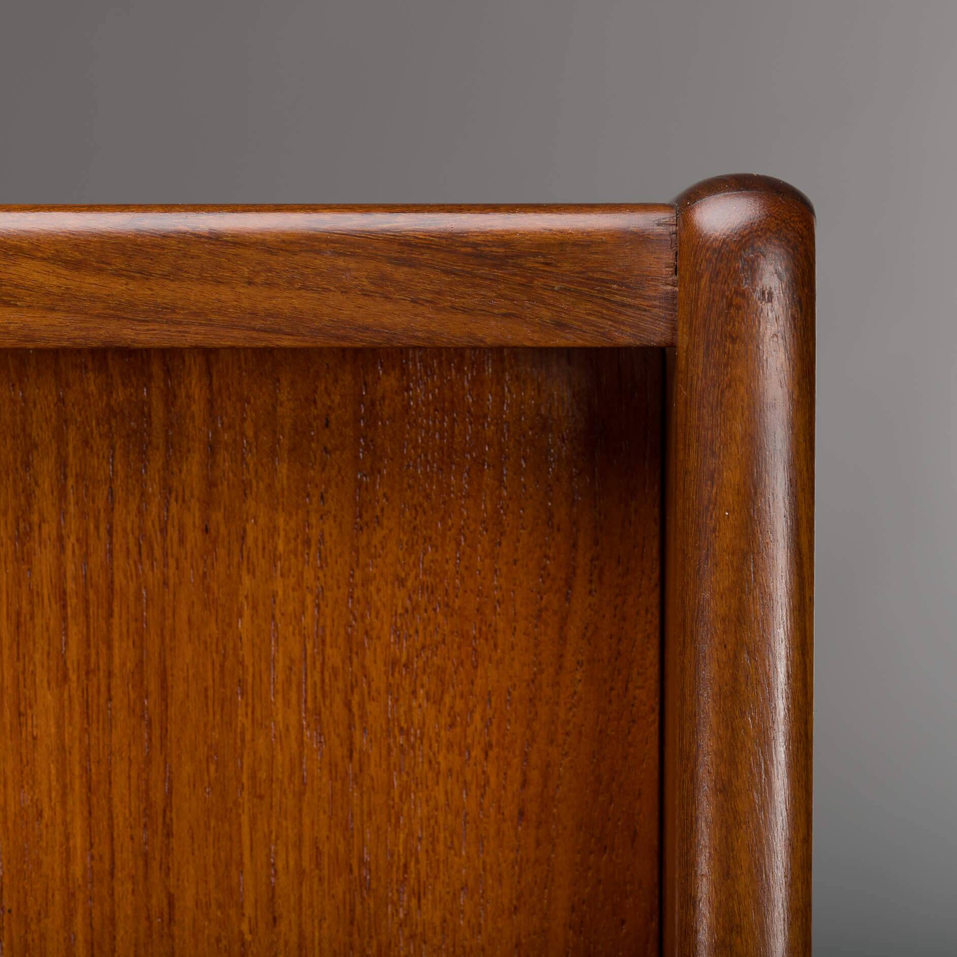 Buffet haut en teck de design danois par Johannes Andersen, années 1960.