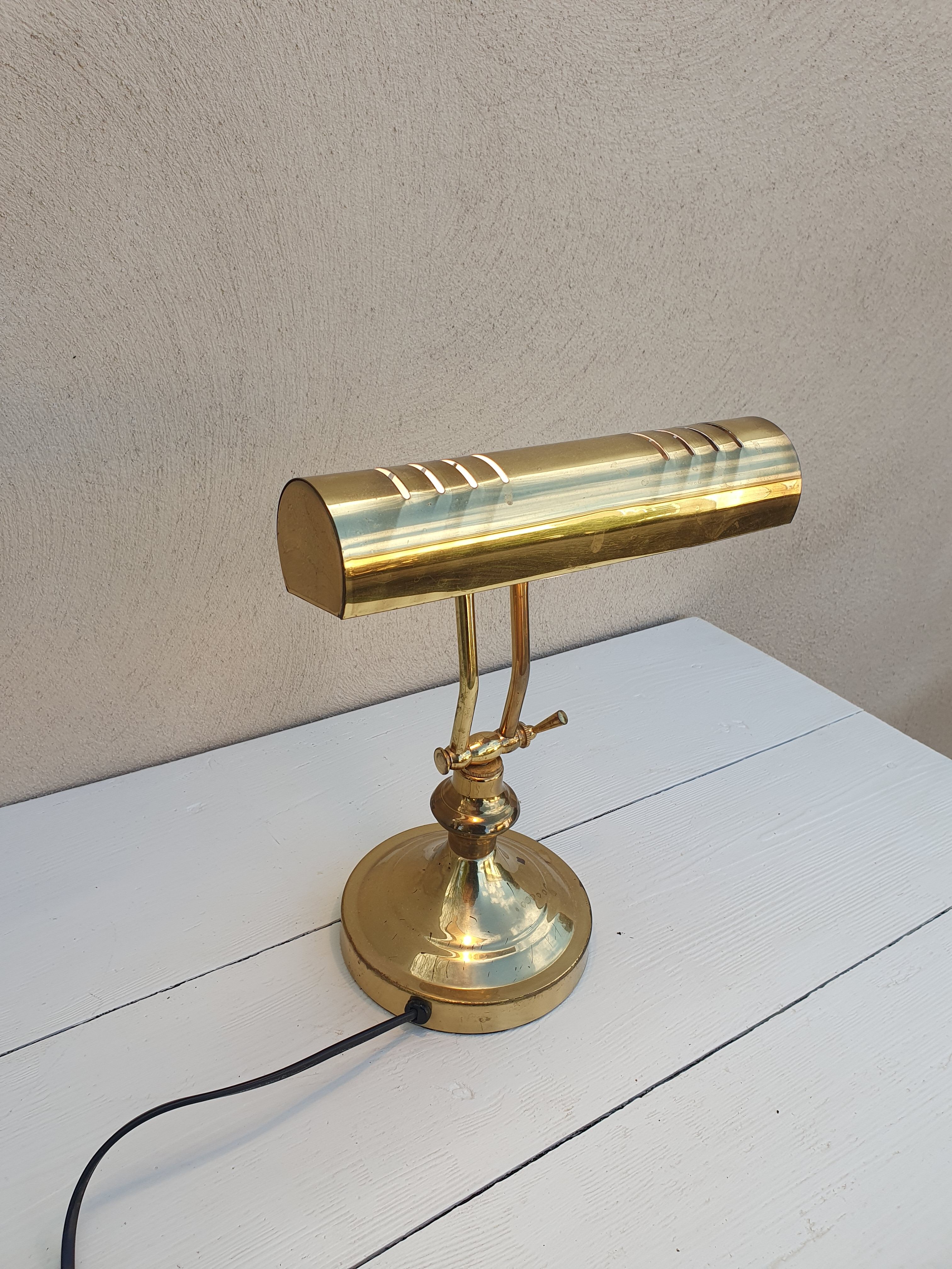 Banker's lamp to table