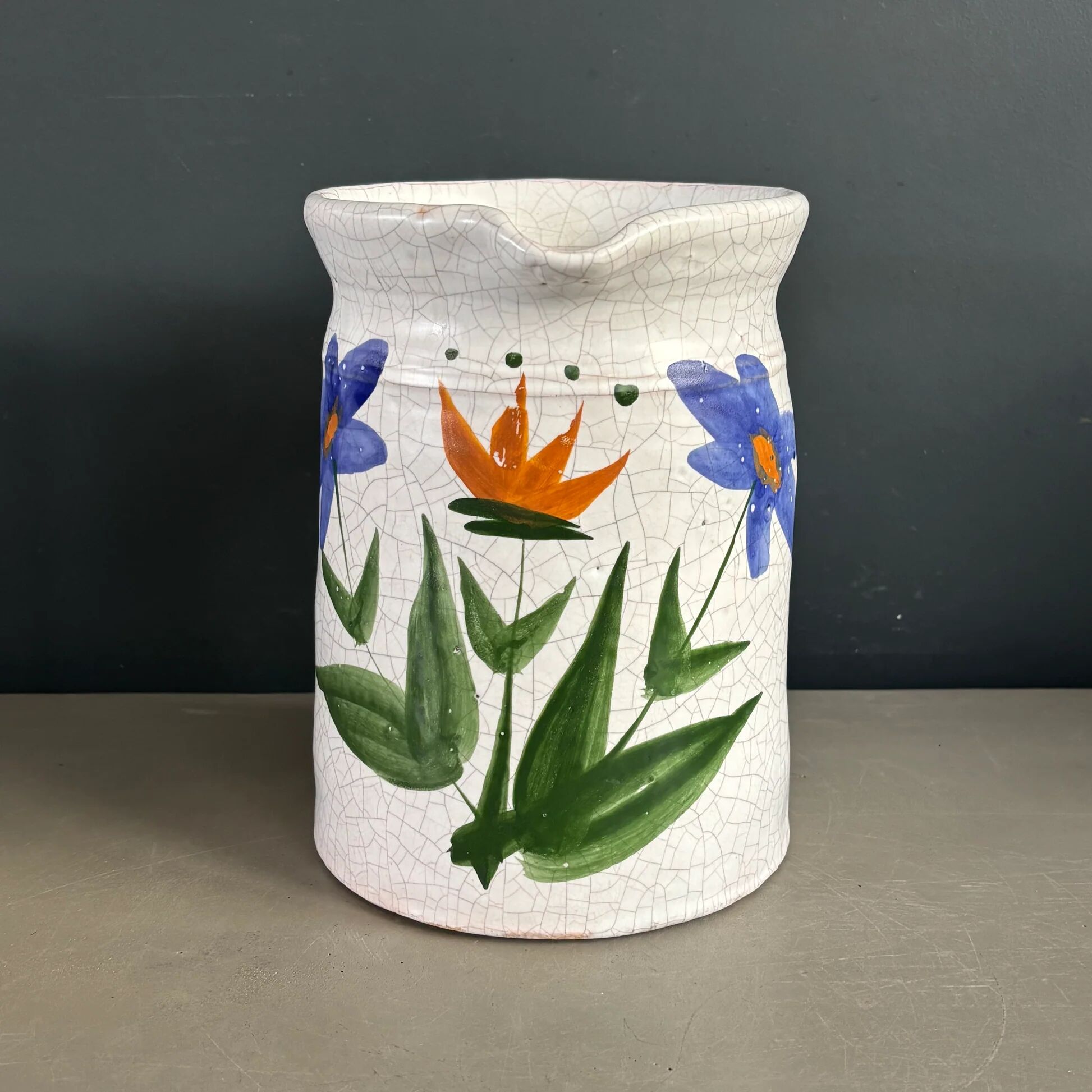 Grand pichet en céramique émaillée motif fleurs