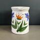 Grand pichet en céramique émaillée motif fleurs