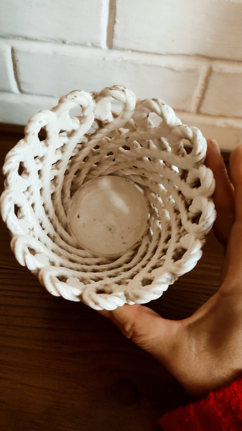 Woven earthenware pot