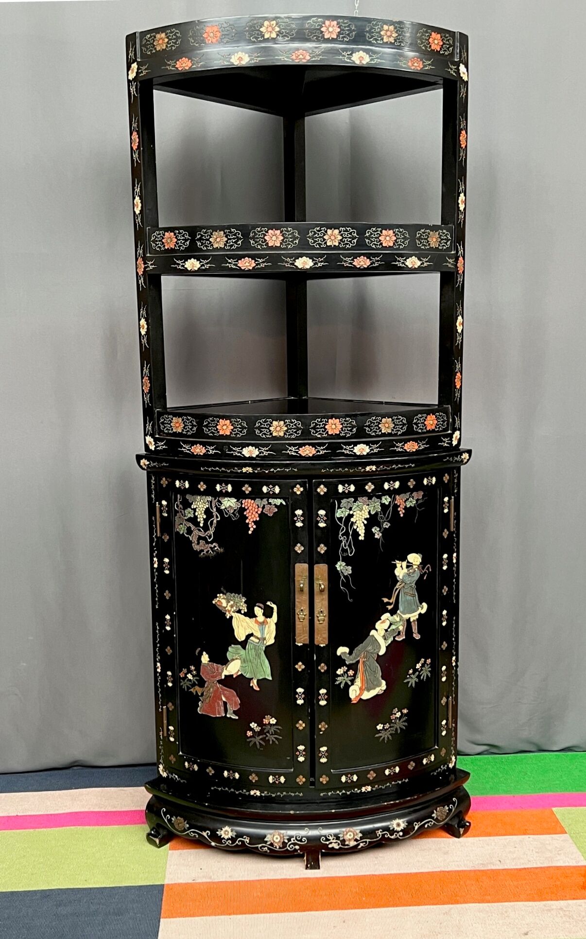 Vitrine chinoise de curiosité avec façade en verre