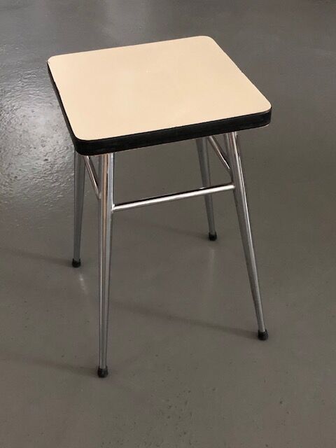 Tabouret en formica blanc