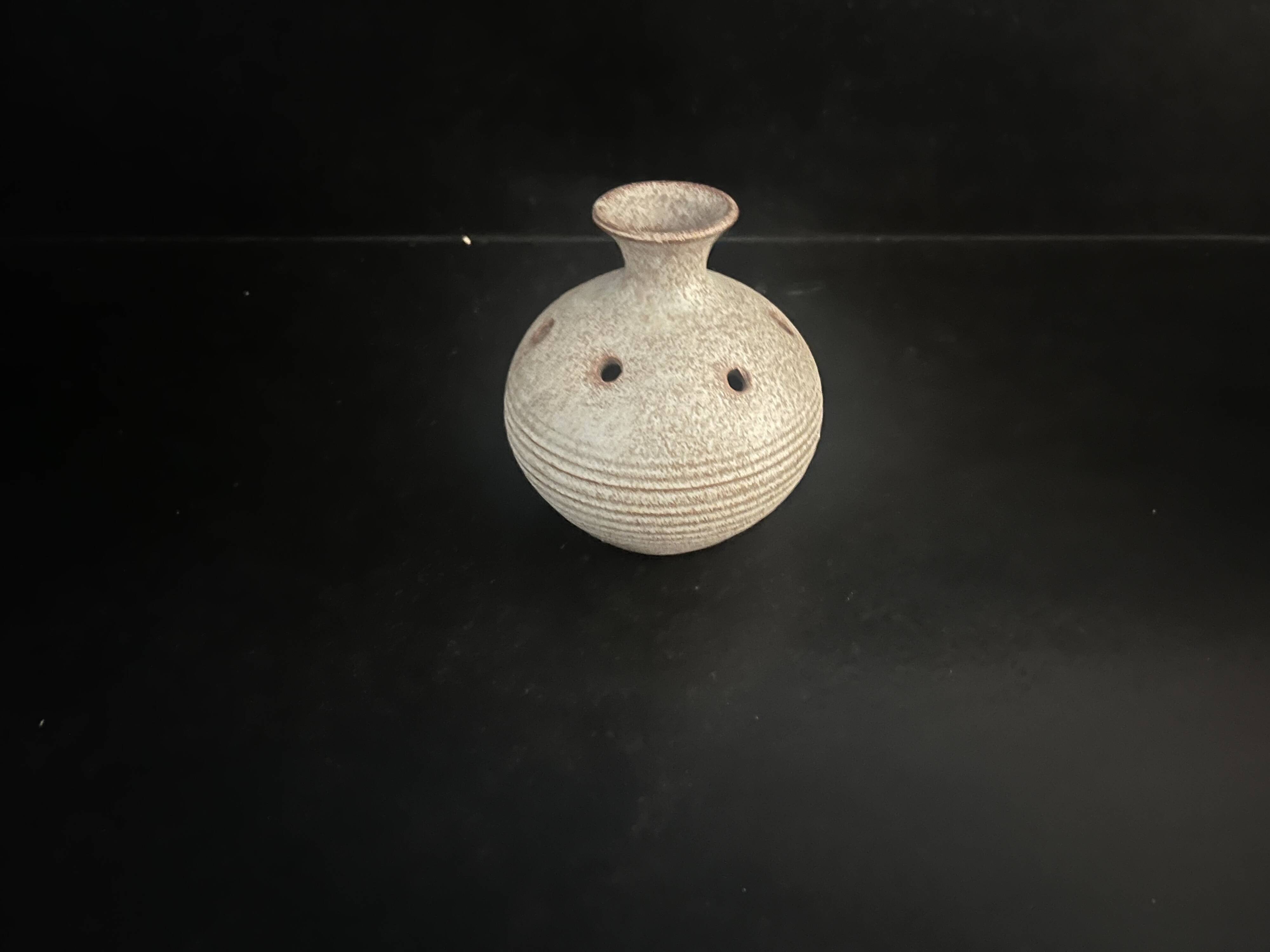 Vase pique-fleurs en grès Vallauris