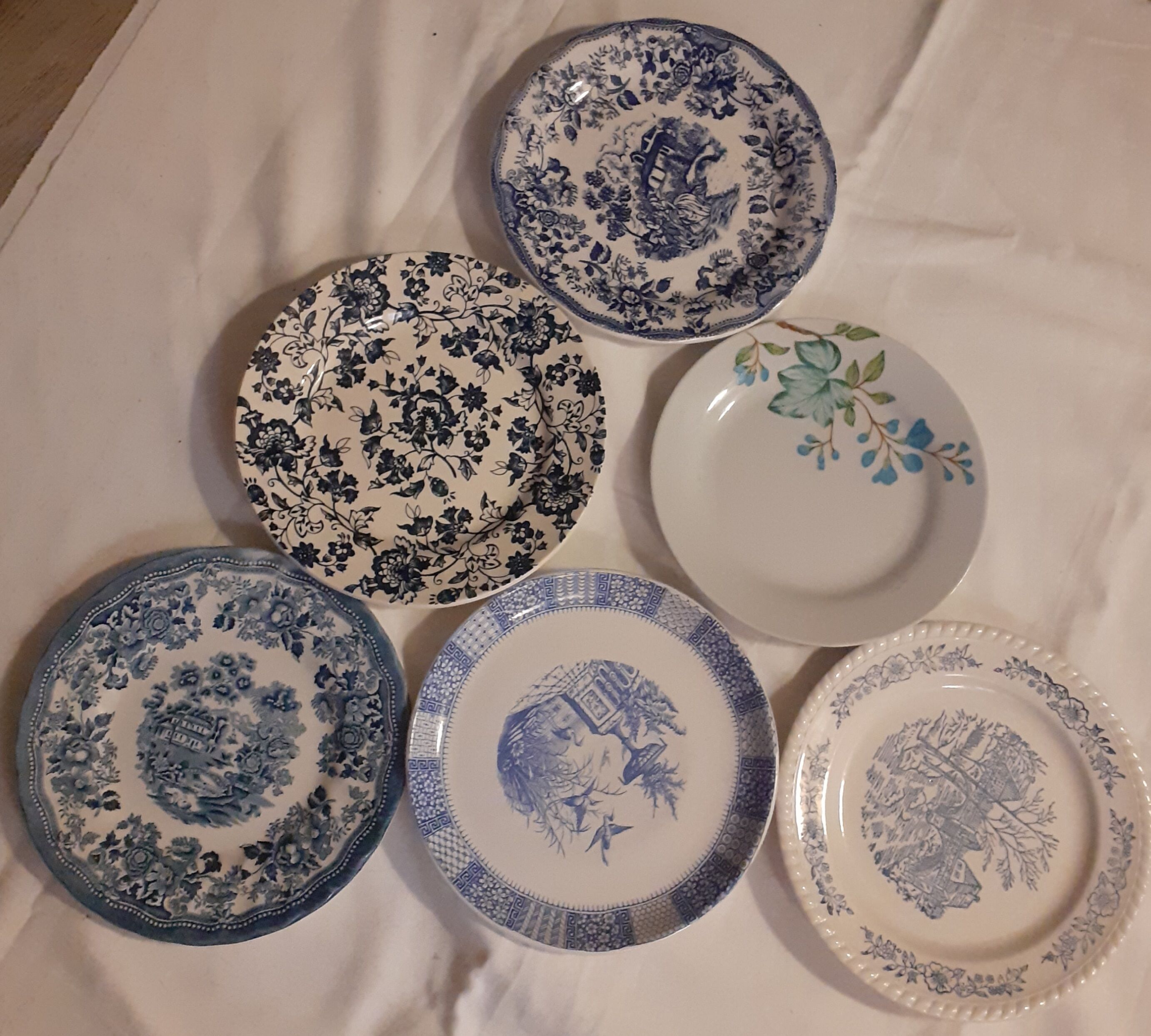 Suite of 6 retro vintage dessert plates