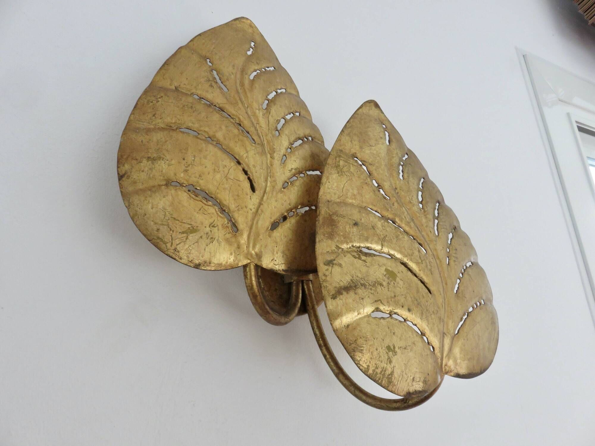 Large "leaf" wall lamp in gold metal, gold leaf, 1970s, Jansen