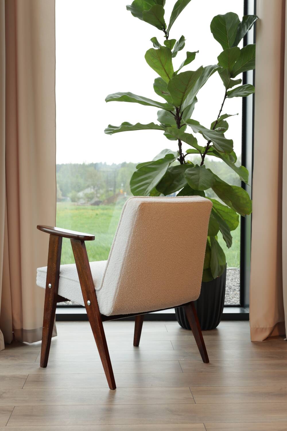 Fauteuil vintage bouclé blanc model 366 by Chierowski
