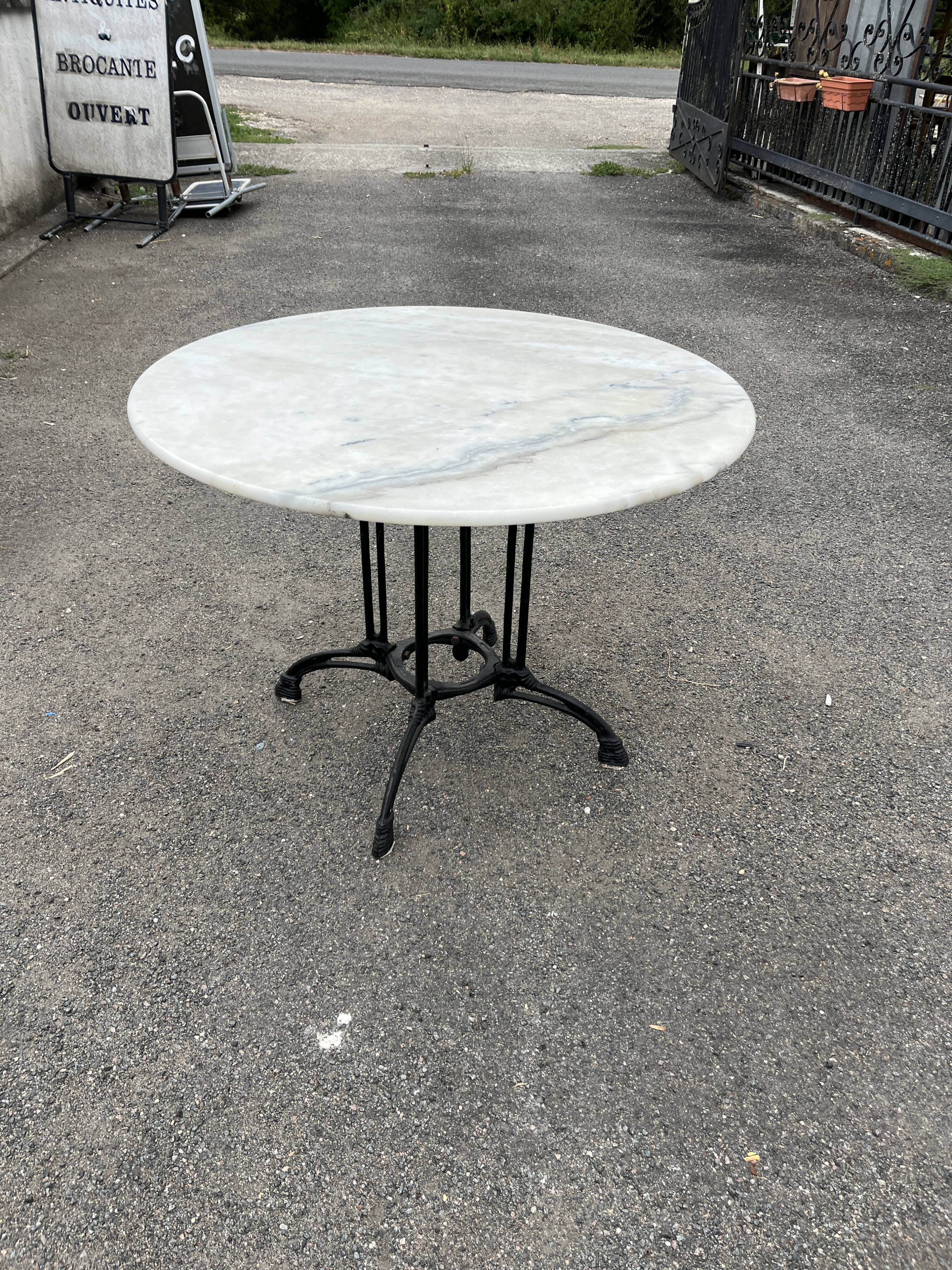 Table de bistrot ancienne - Plateau rond en marbre et piétement tripode