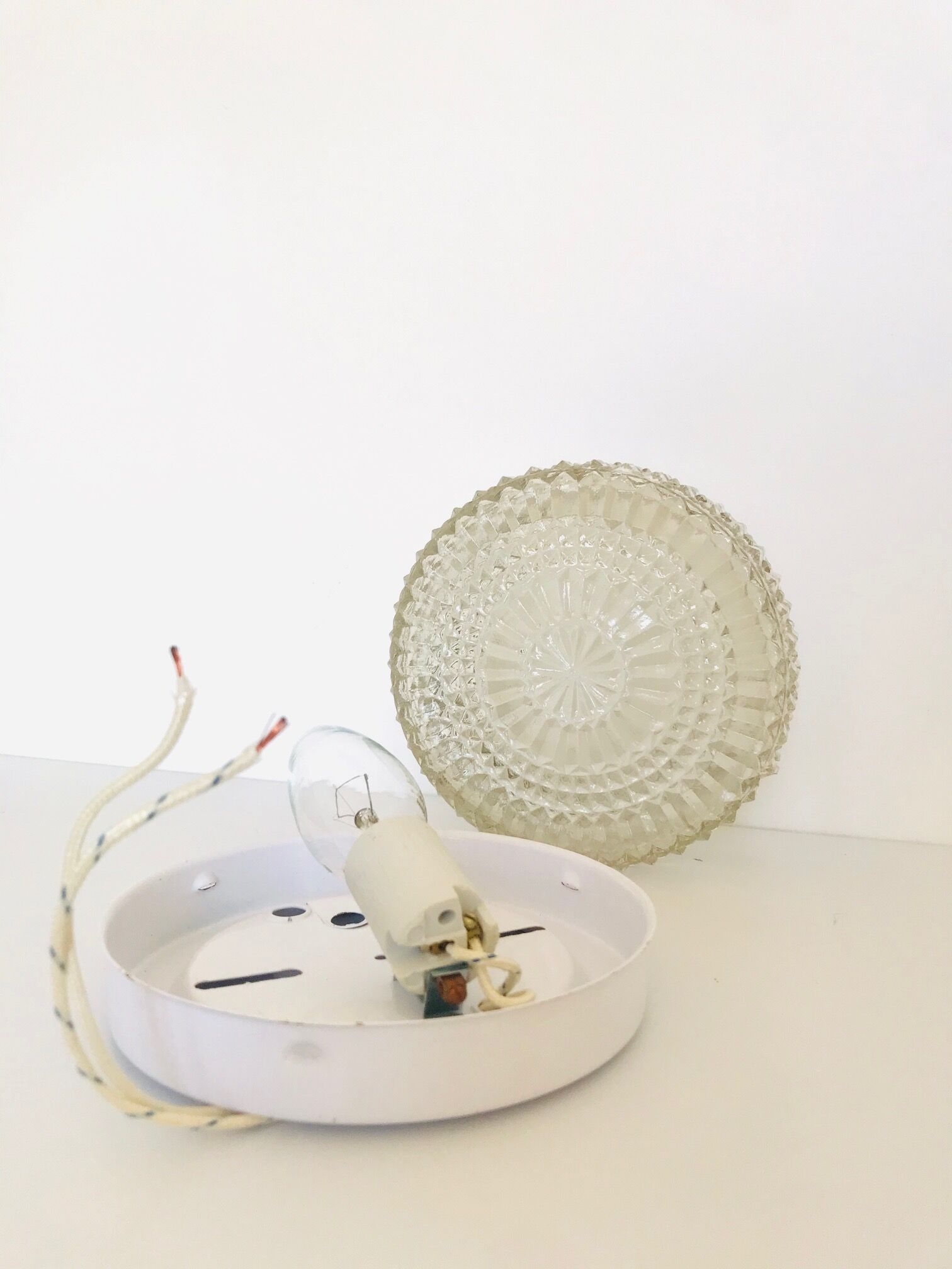 Round ceiling light in chiseled glass