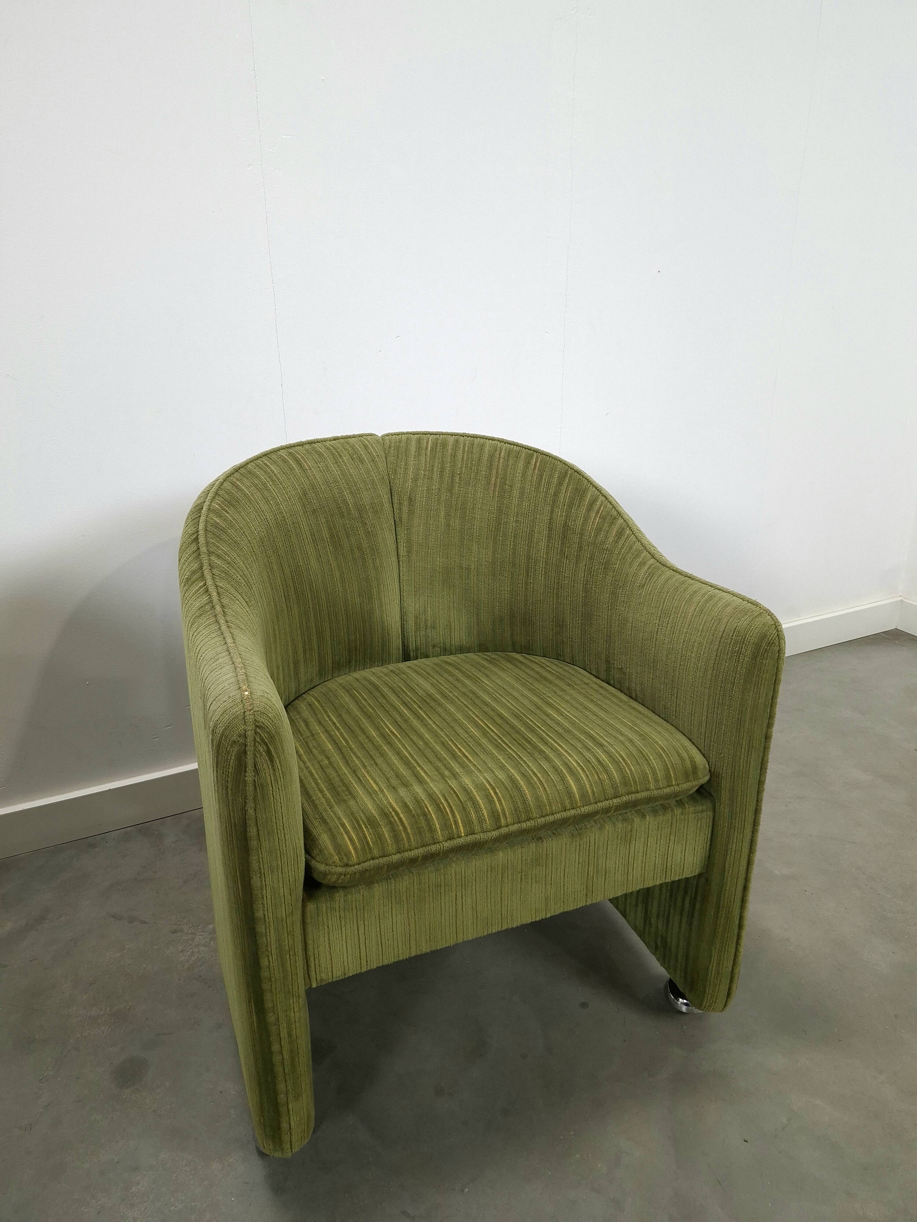 Chaises de cocktail vertes avec des roues chromées.