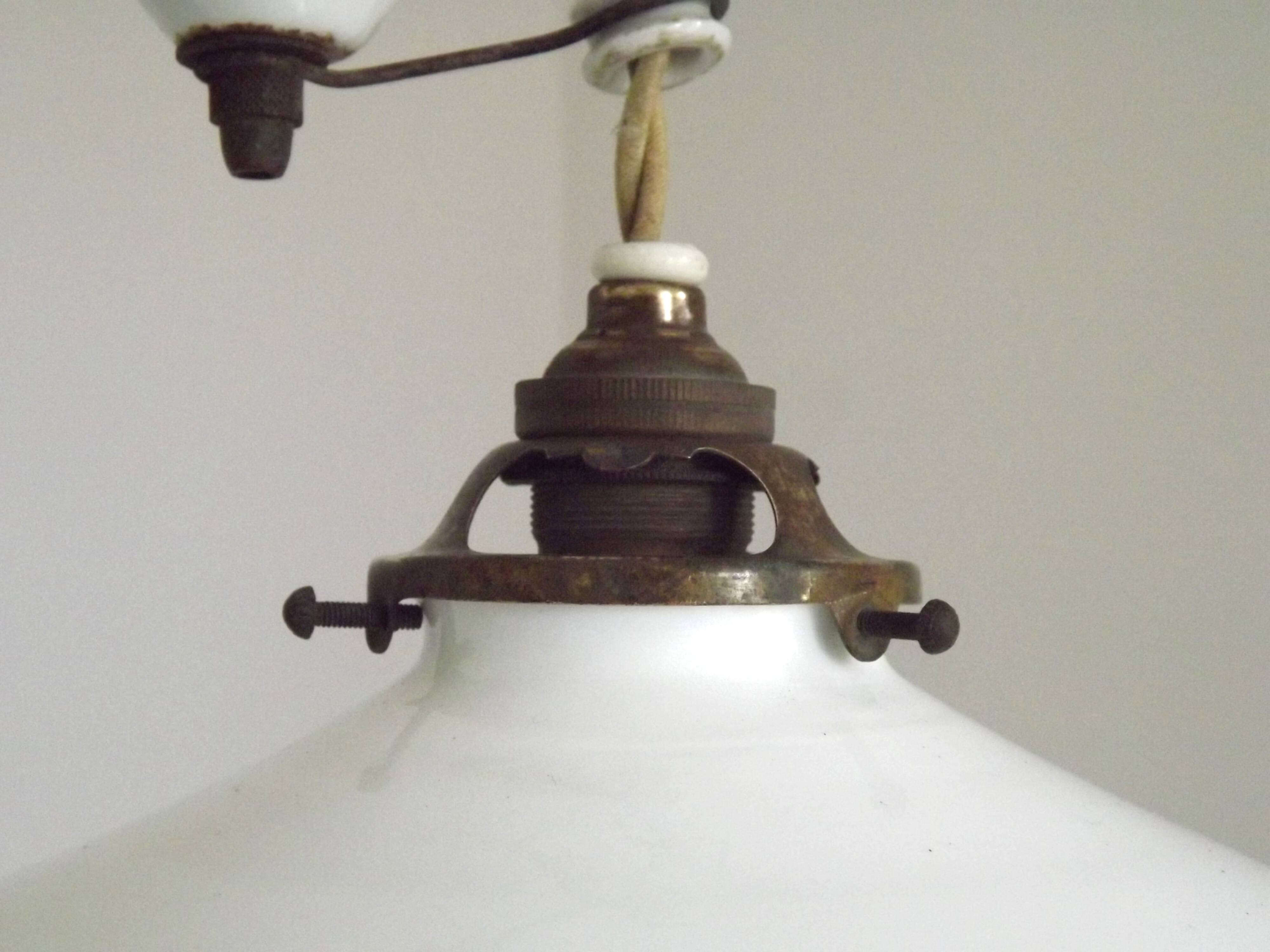 Suspension vintage français à contrepoids avec abat-jour en verre opalin
