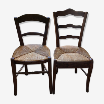 Duo de chaises dépareillées vintage paille