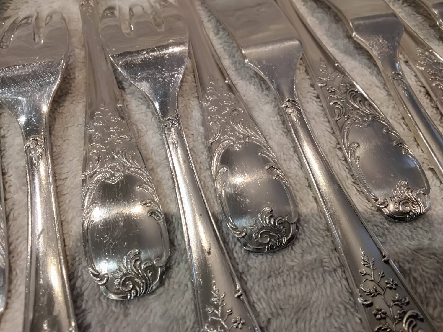 12 forks, 12 fish knives, silver-plated metal, rocaille pattern