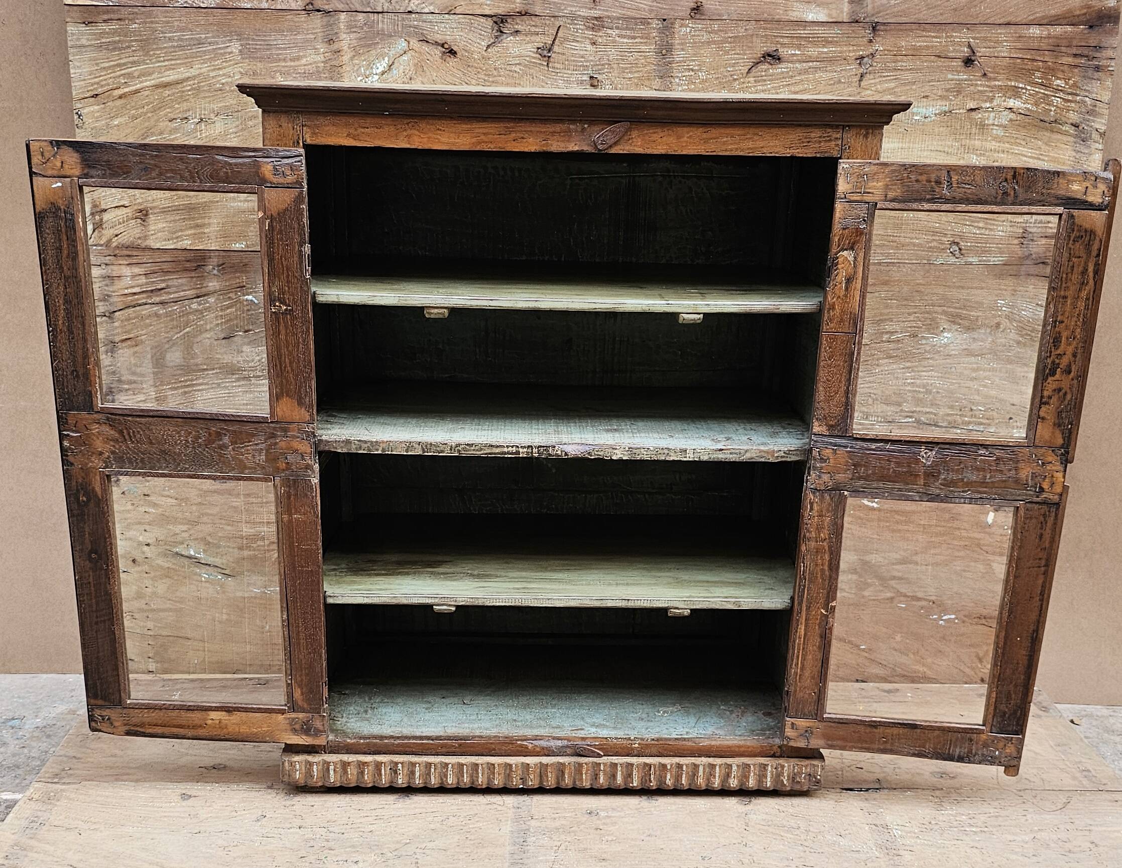 Ancien cabinet vitré en teck birman